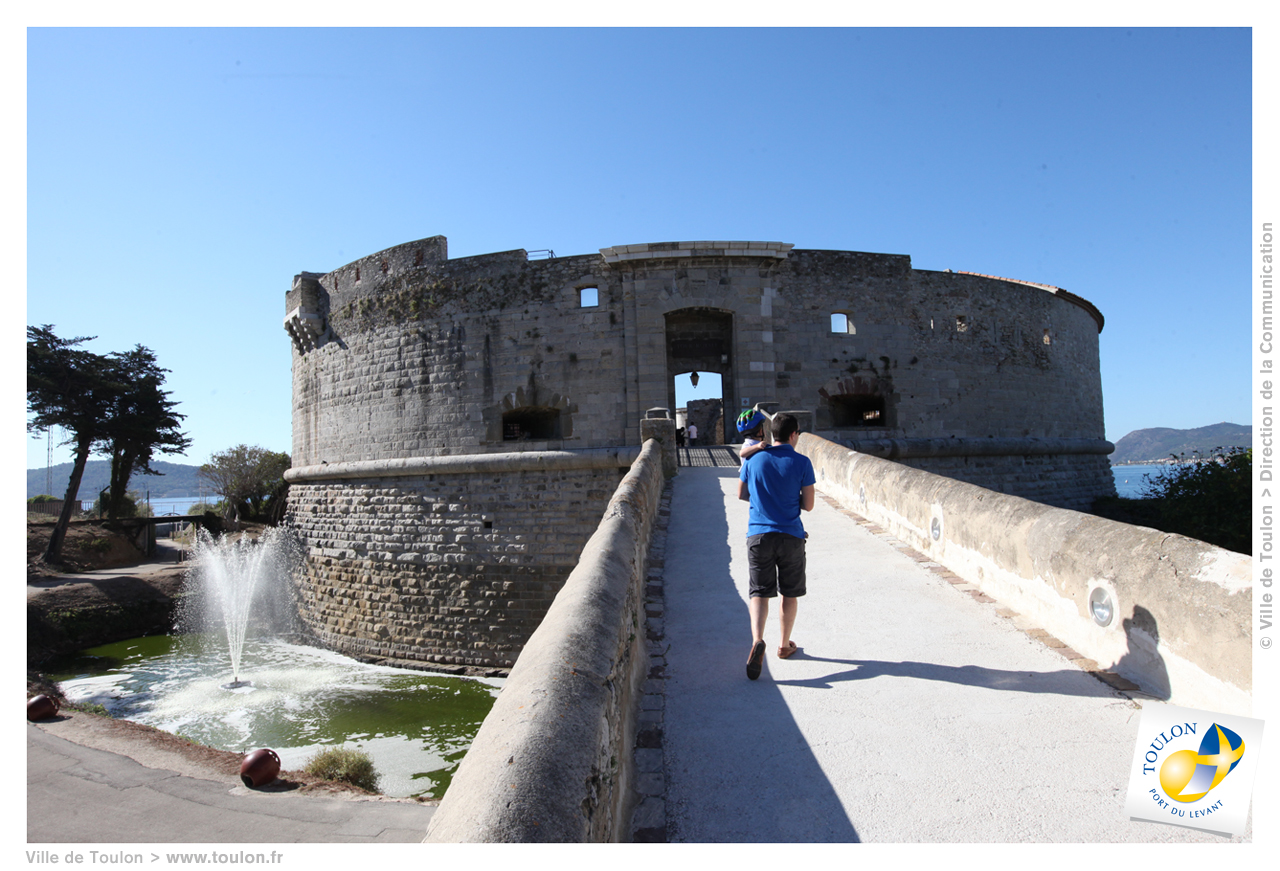 Vue sur l'entrée de la Tour Royale