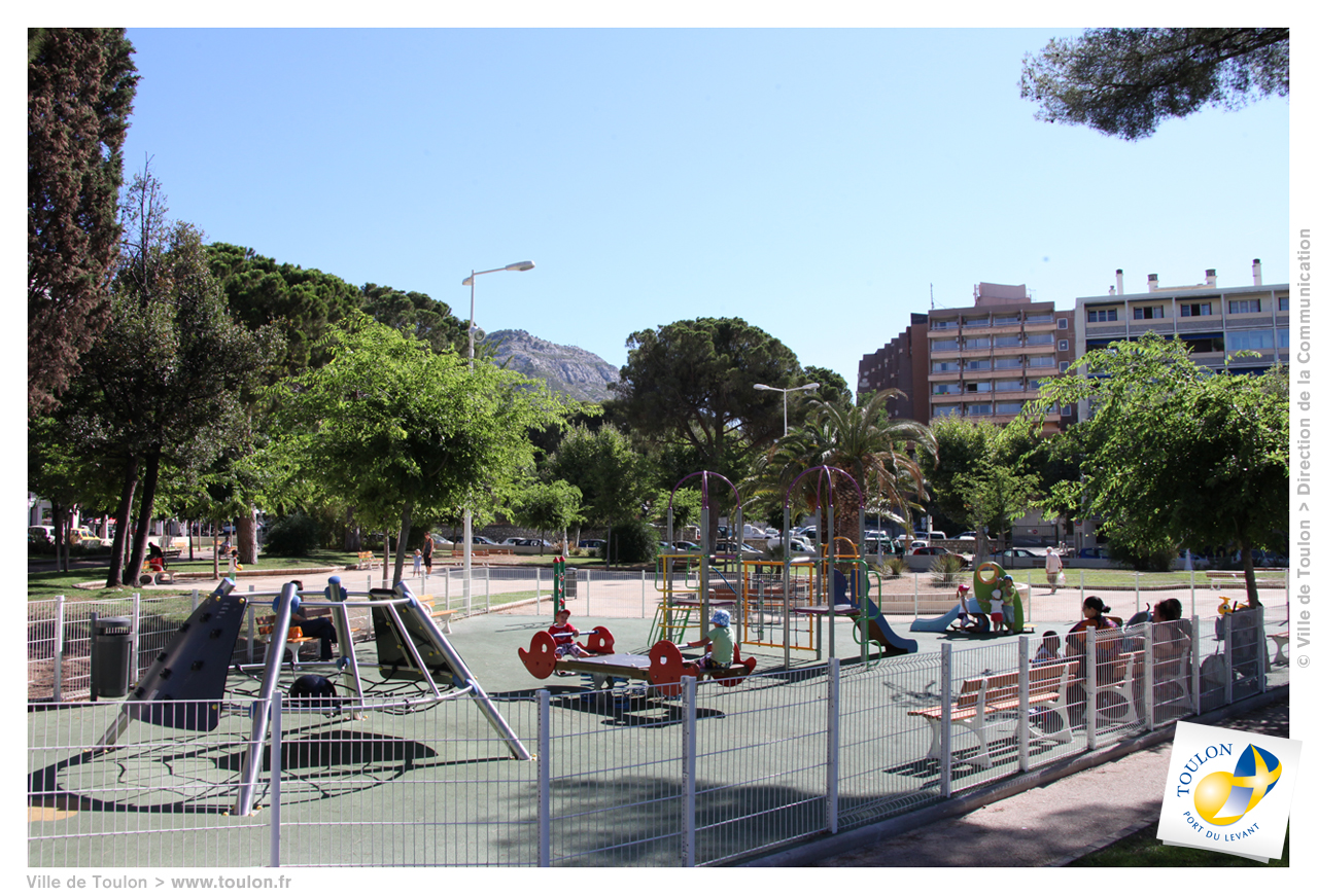 Vue sur les jeux d'enfants du square