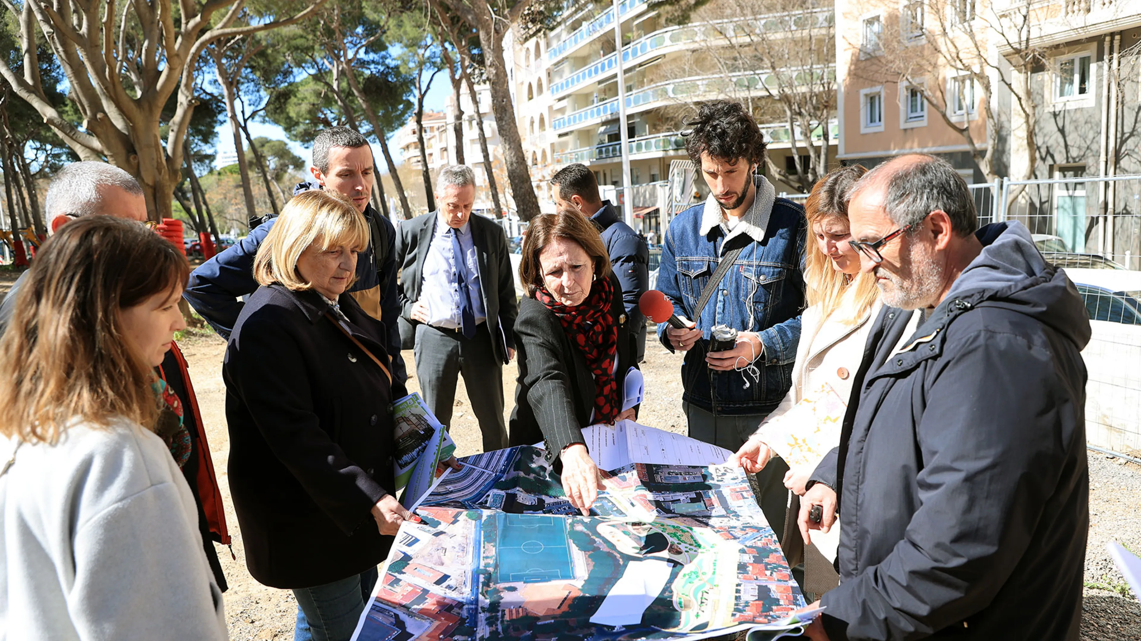Photo montrant Mme le Maire accompagnée de ses adjoints, analysant le schéma du chantier du quartier des Lices
