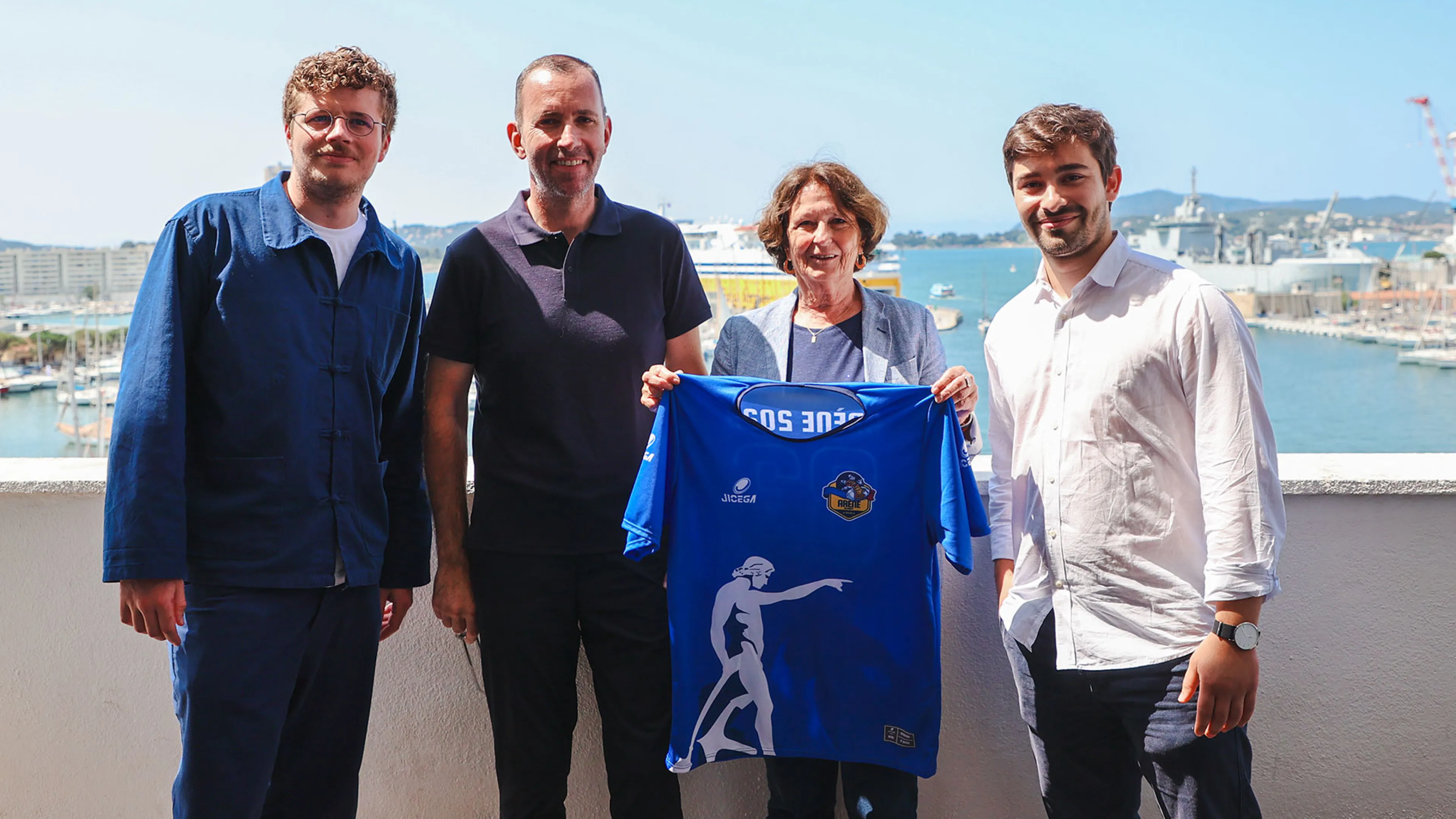 Sur la photo, Malo Comor et Tanguy Permingeat, deux des organisateurs du tournoir de WateRugby encadrent Laurent Bonnet adjoint aux Sports et Josée Massi maire de Toulon.