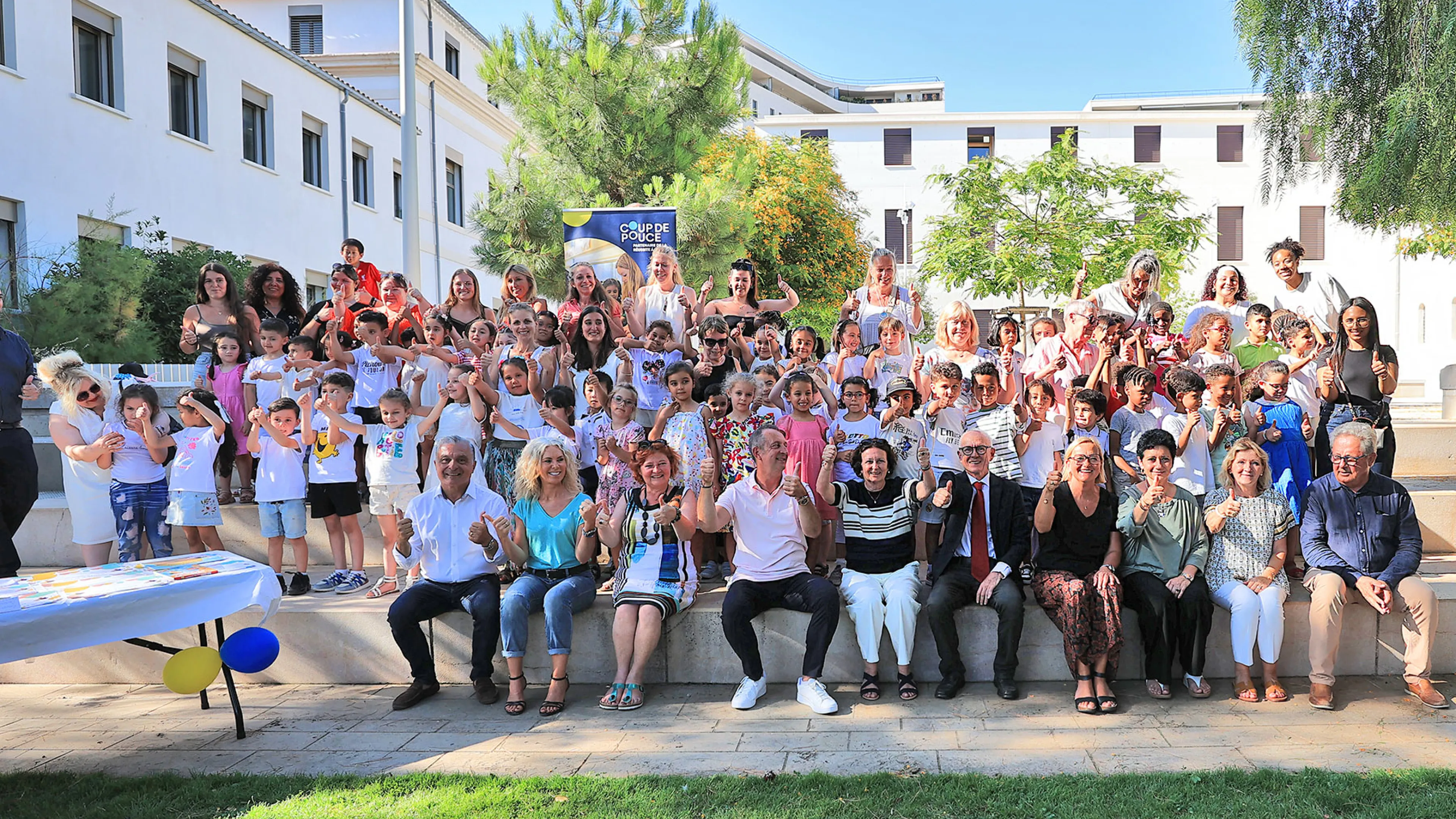 Sont présents sur la photo l'ensemble des enfants ayant participé aux clubs Coup de Pouce, leurs éducateurs et les élus : Josée Massi maire de Toulon, Patrice Cazaux adjoint à la Réussite éducative, Valérie Mondone, adjointe au Pôle Famille, Yann Tainguy, adjoint à la Culture, Corinne Jouve, conseillère municipale à l'Éducation et Thierry Campus conseiller municipal aux Espaces verts