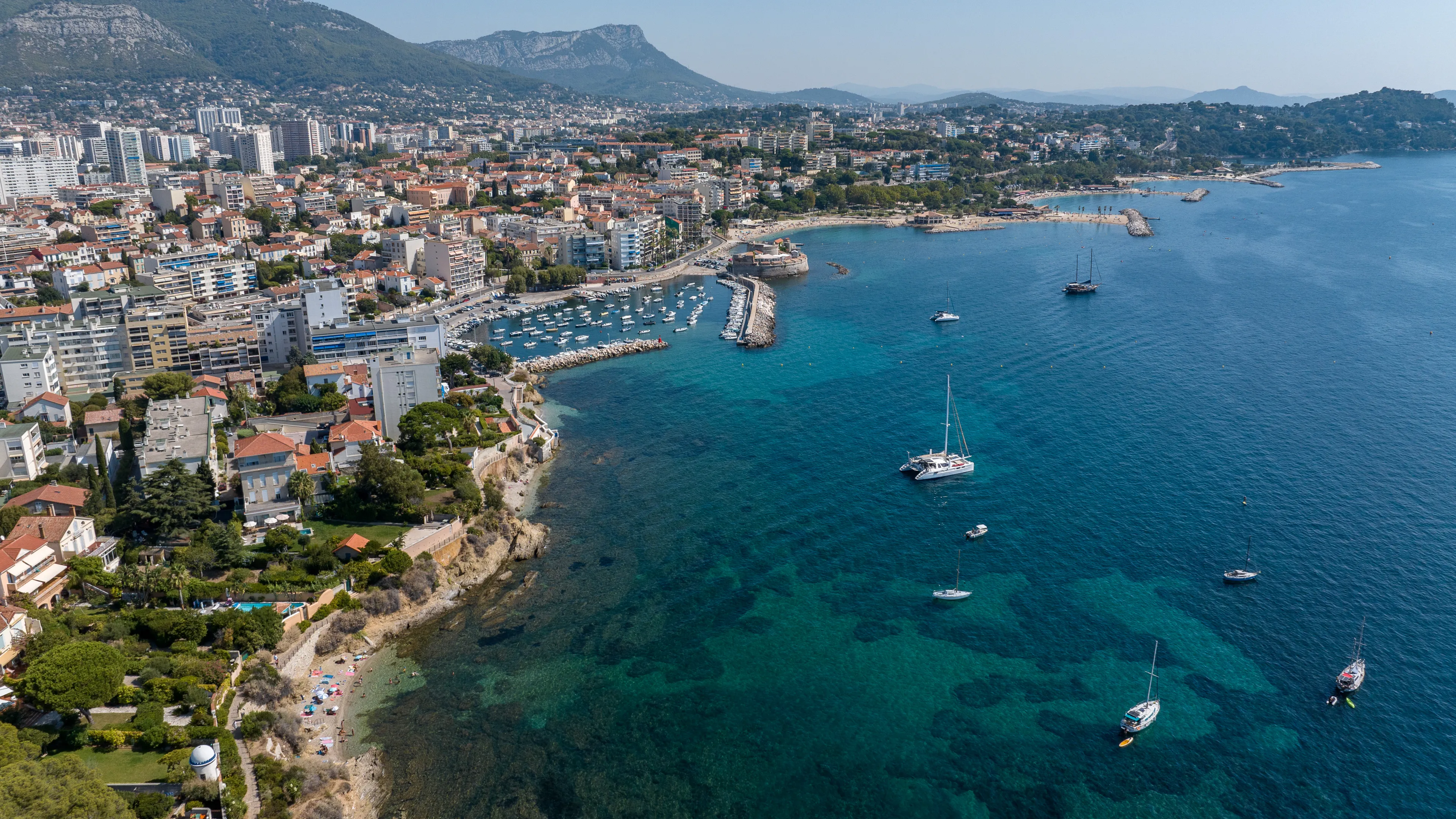 Vue aérienne du bord de mer au Mourillon à Toulon