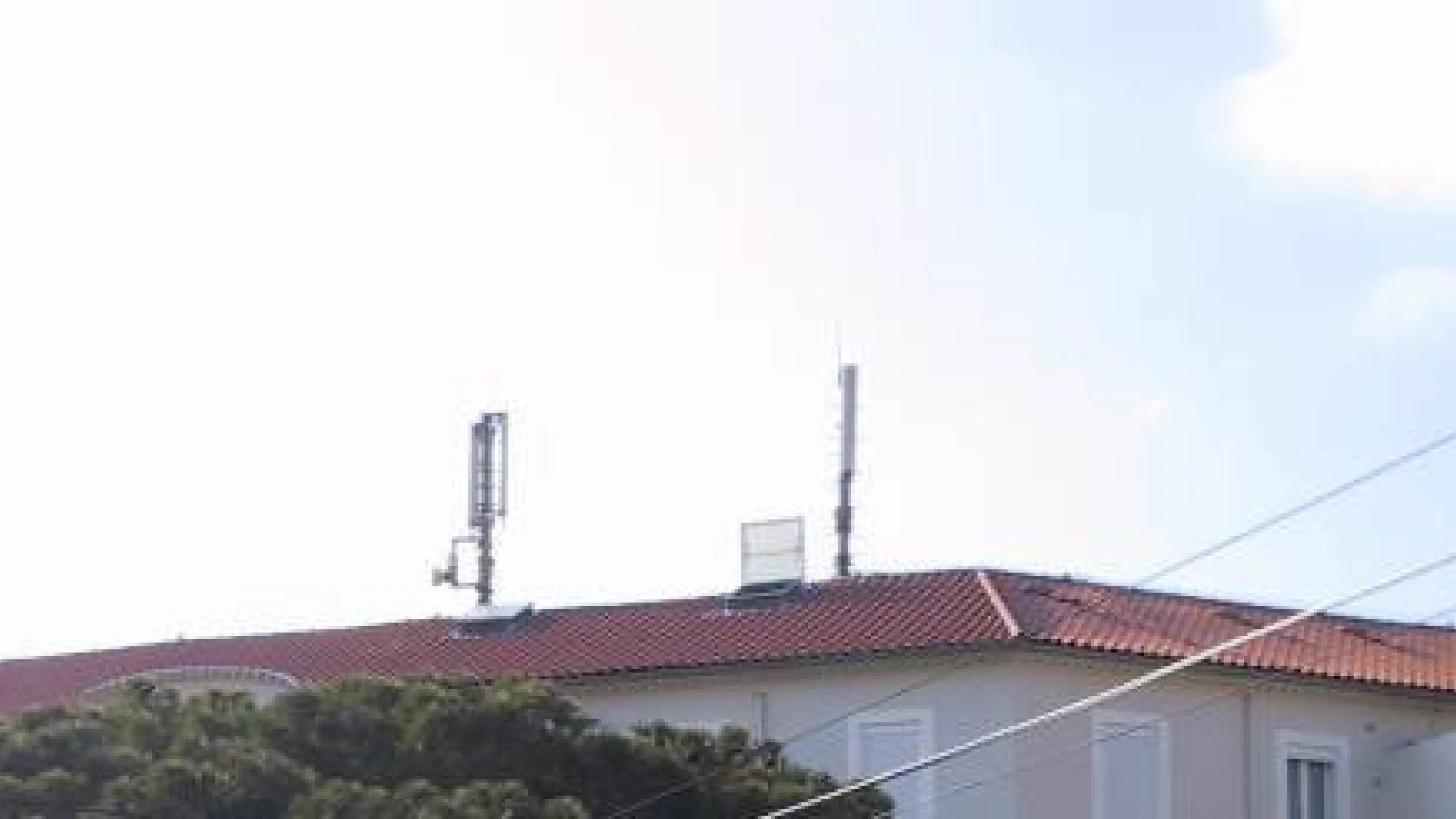 Photographie d'un dispositif d'antenne de radiotéléphonie situé sur le toit d'une structure située dans le quartier de Brunet à Toulon Brunet