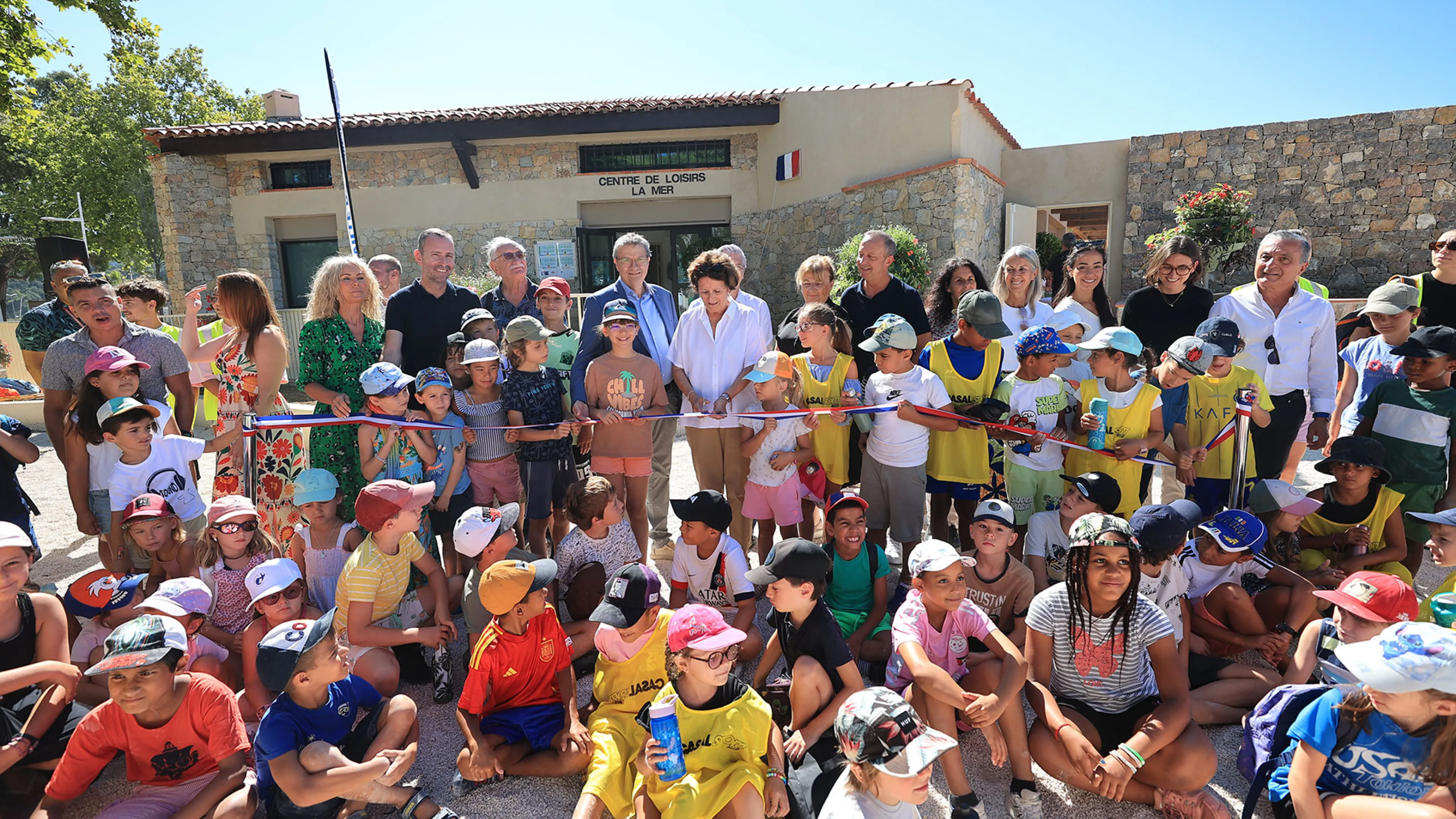 Josée Massi, maire de Toulon, a coupé le ruban entourée des enfants du nouveau centre de loisirs La Mer