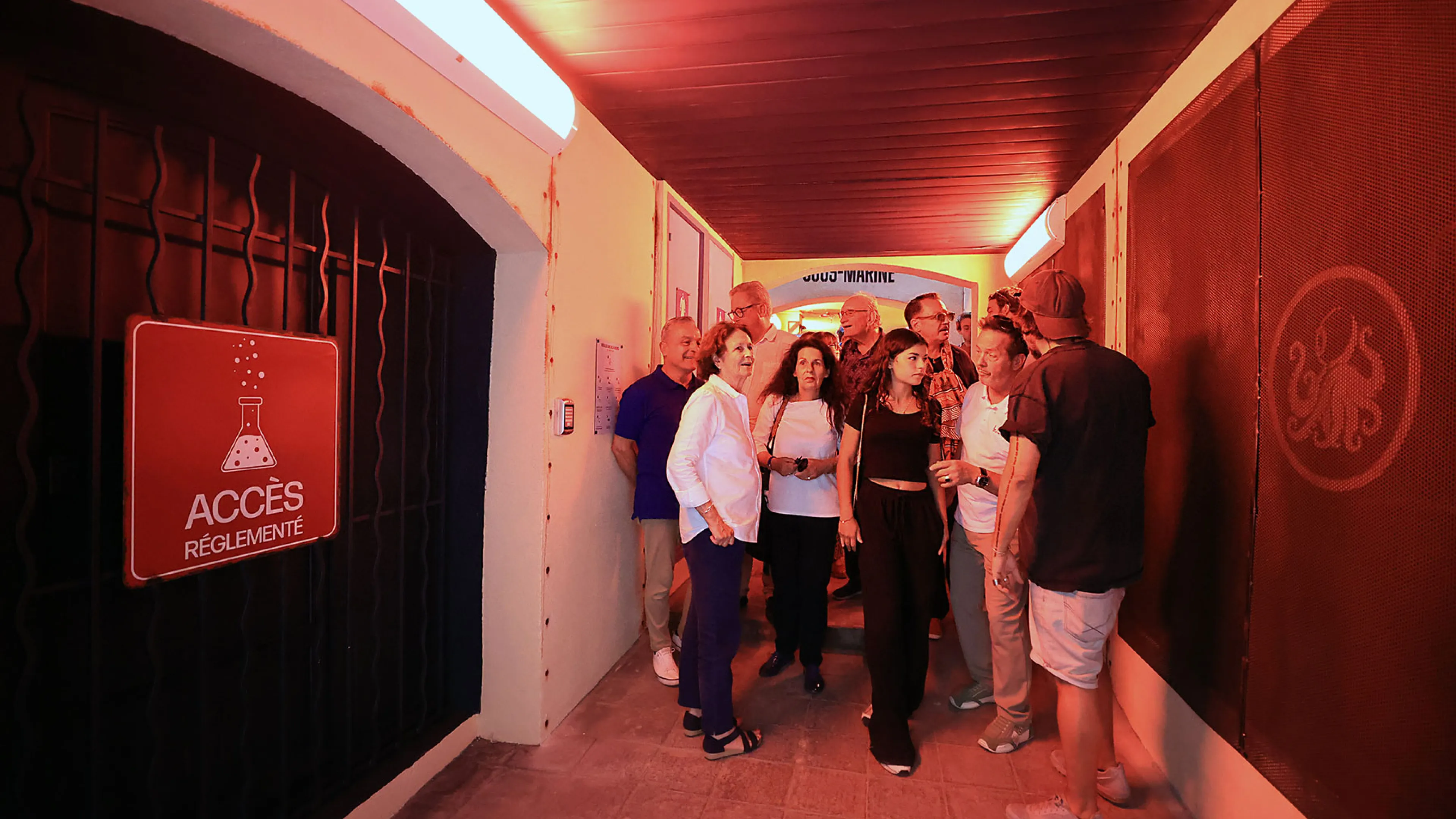 Josée Massi, maire de Toulon, découvre la nouvelle fresque immersive qui orne le passage des Riaux