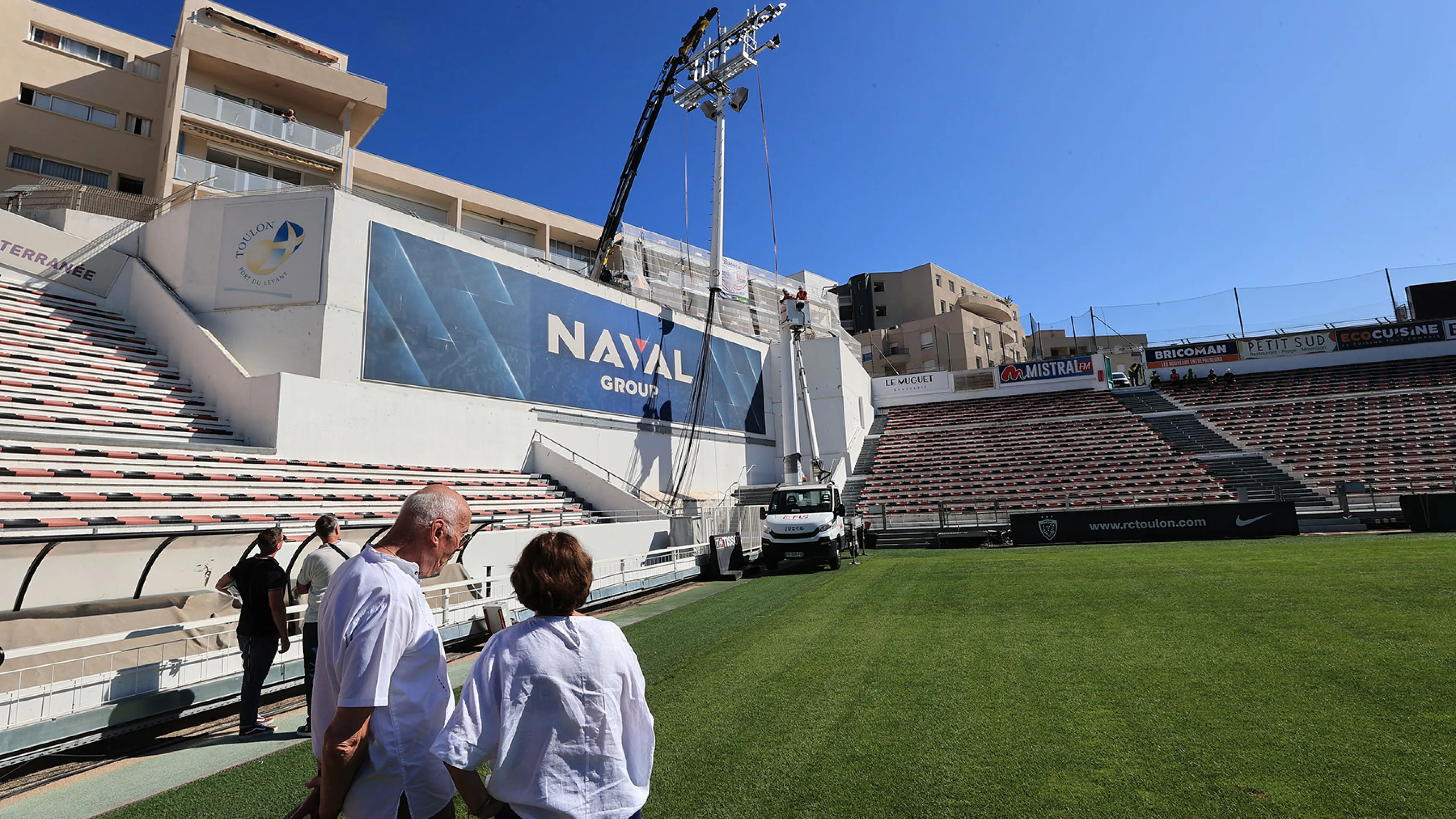 Josée Massi, maire de Toulon et Bernard Lemaître assistent à la pose d'un nouveau mât d'éclairage au stade Mayol 
