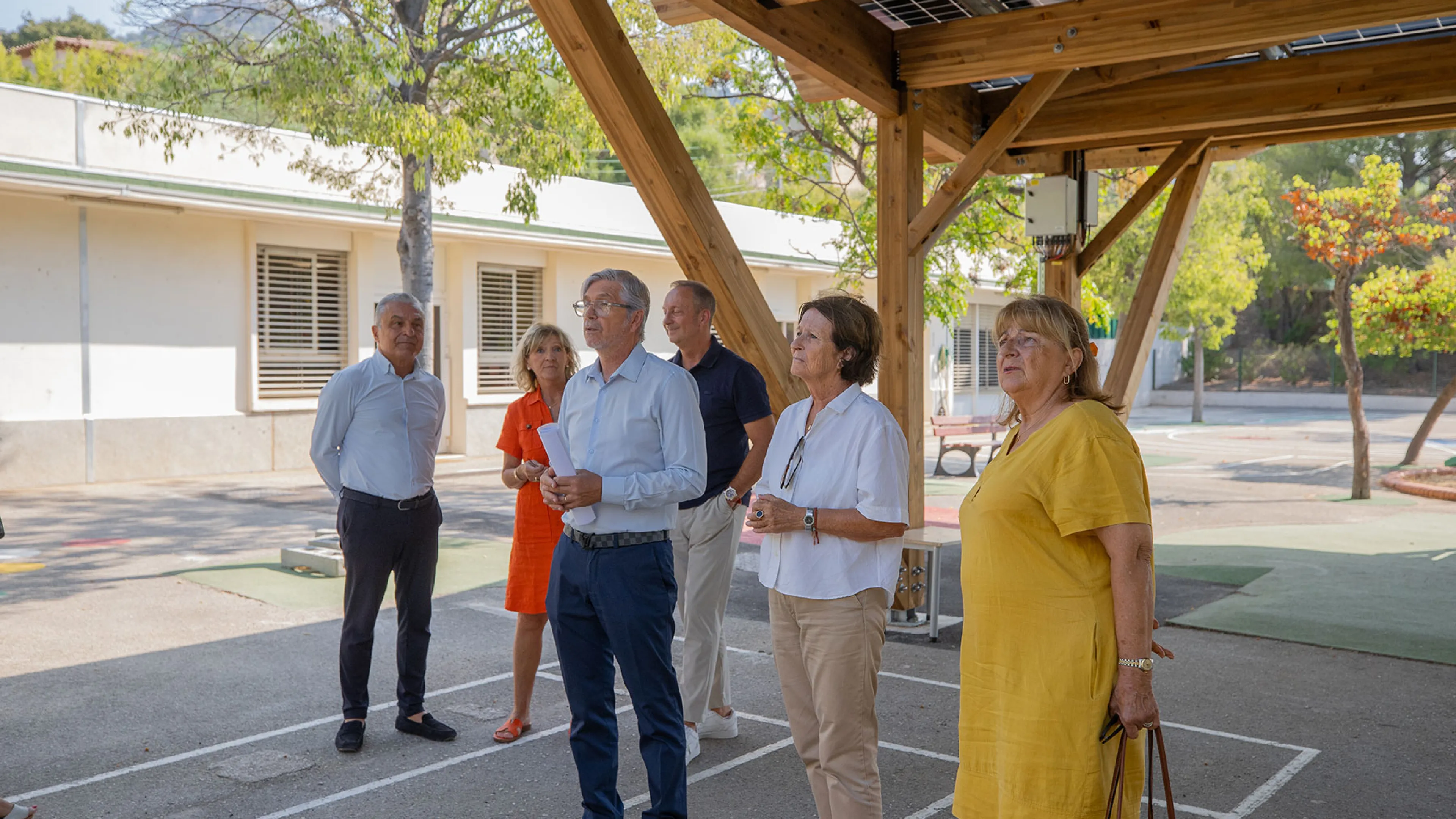 Josée Massi découvre l'ombrière photovoltaïque installée dans la cour de l'école maternelle Cité des Pins