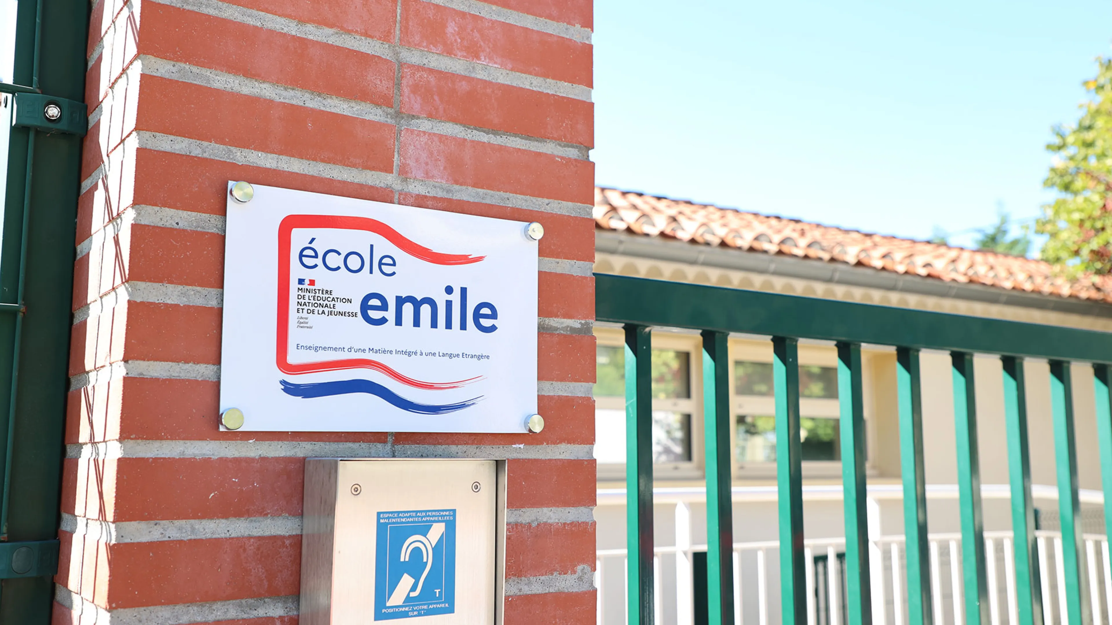 La plaque indiquant que la maternelle Jules-Ferry est une école Emile a été posée sur le portail.