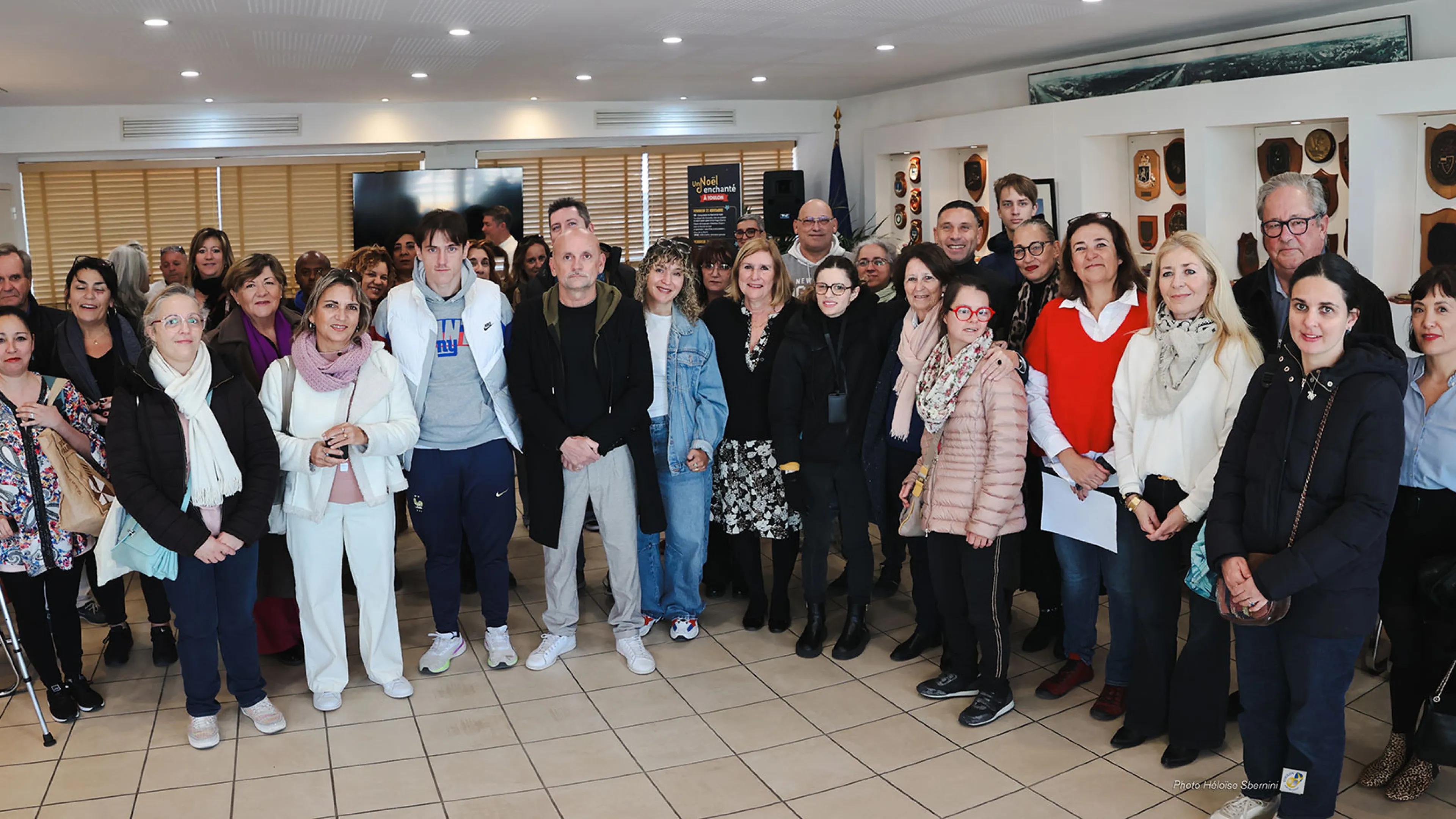 La photo présente l'ensemble des personnes en situation de handicap et des agents municipaux ayant participé au DuoDay