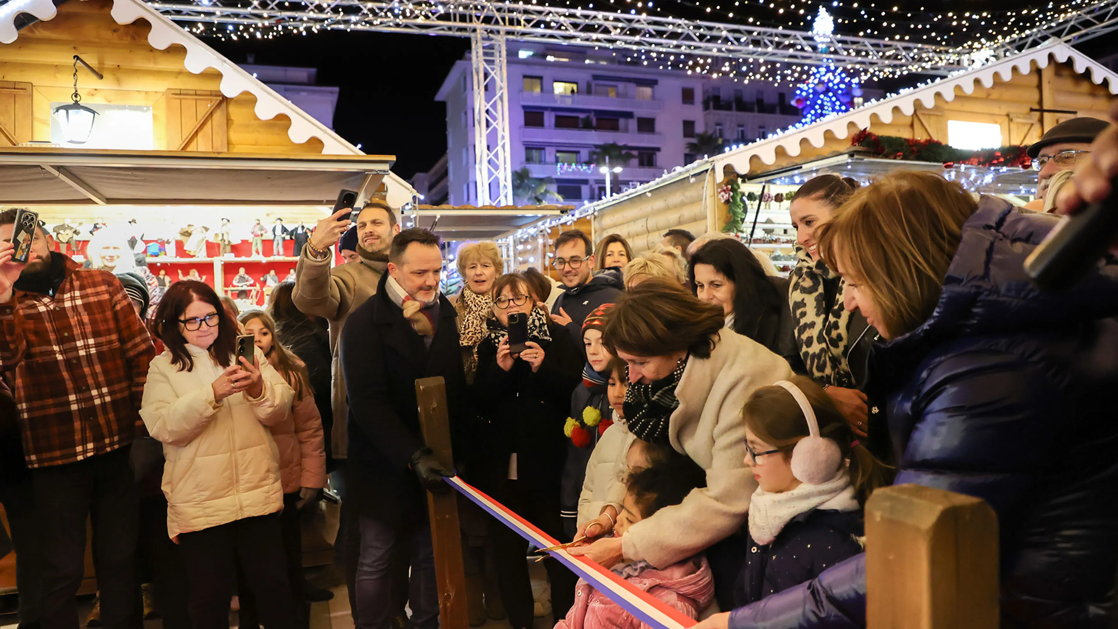 La photo montre l'inauguration du Marché de Noël sur la place de la Liberté