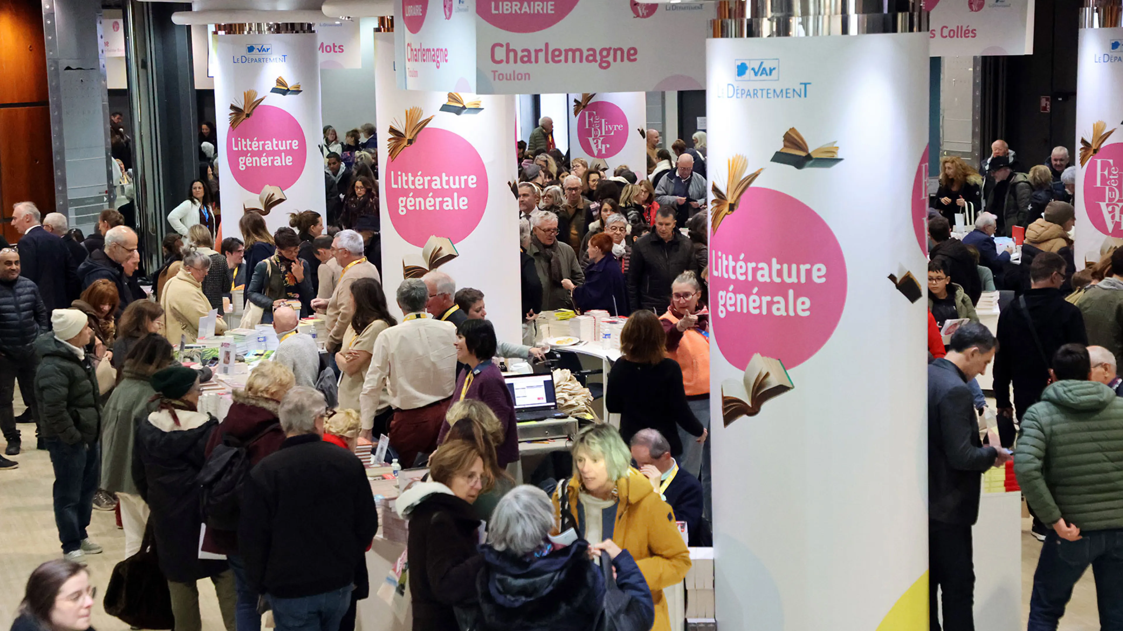 La photo met en évidence les visiteurs venus nombreux dès cette premère journée de la Fête du Livre 2025