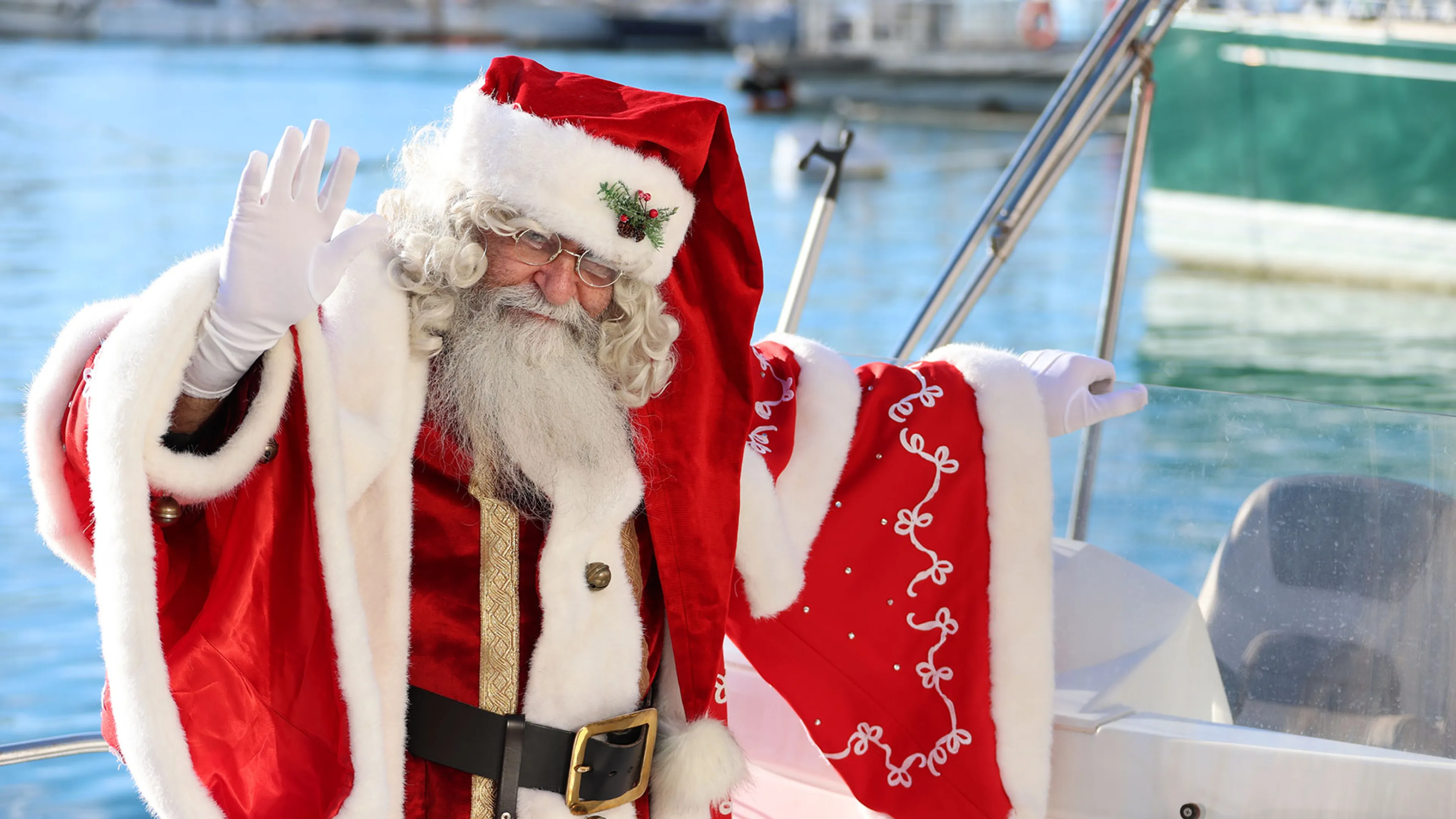 À Toulon, le Père Noël arrive en bateau et s'amarre Carré du port.
