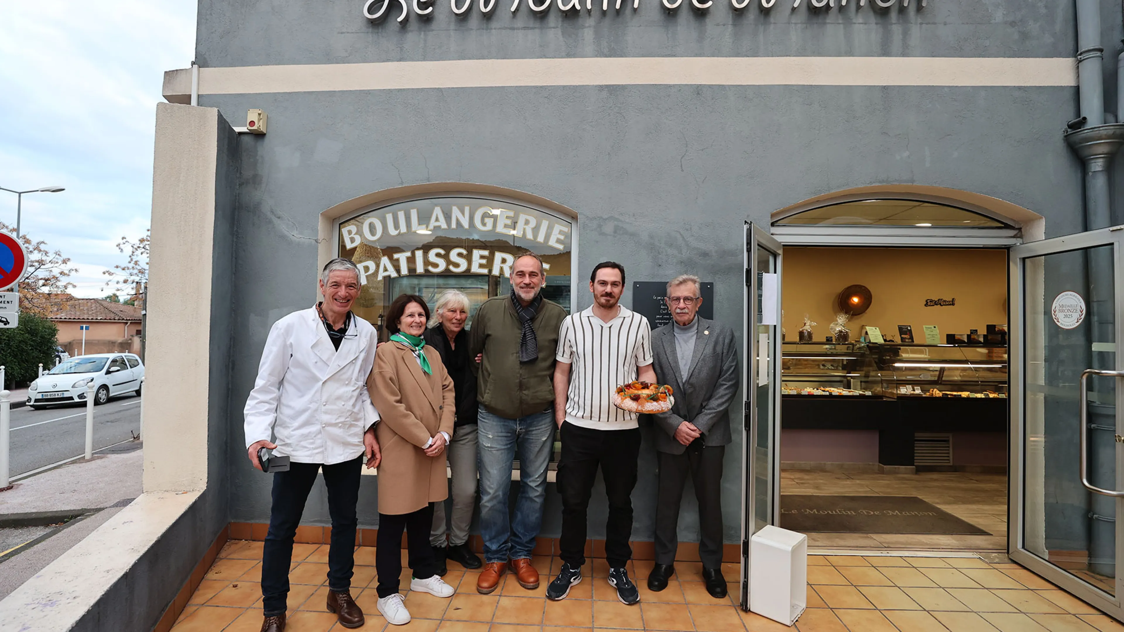 Josée Massi, maire de Toulon, a remis à Dylan Prouheze  le prix qui fait suite à sa 3e place au concours de la meilleure brioche aux fruits confits