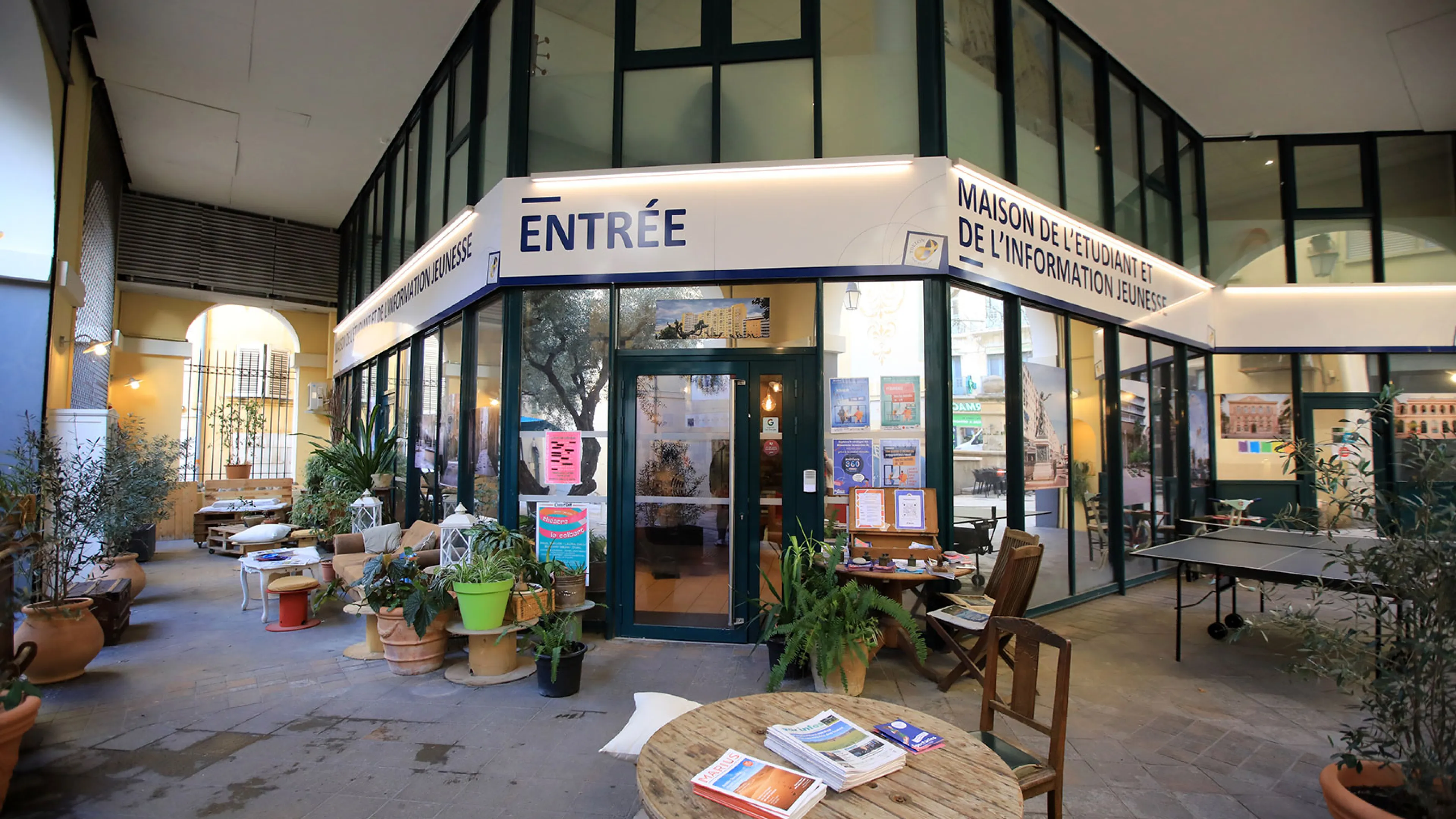 La photo montre l'entrée de la Maison de l'étudiant et de l'information jeunesse