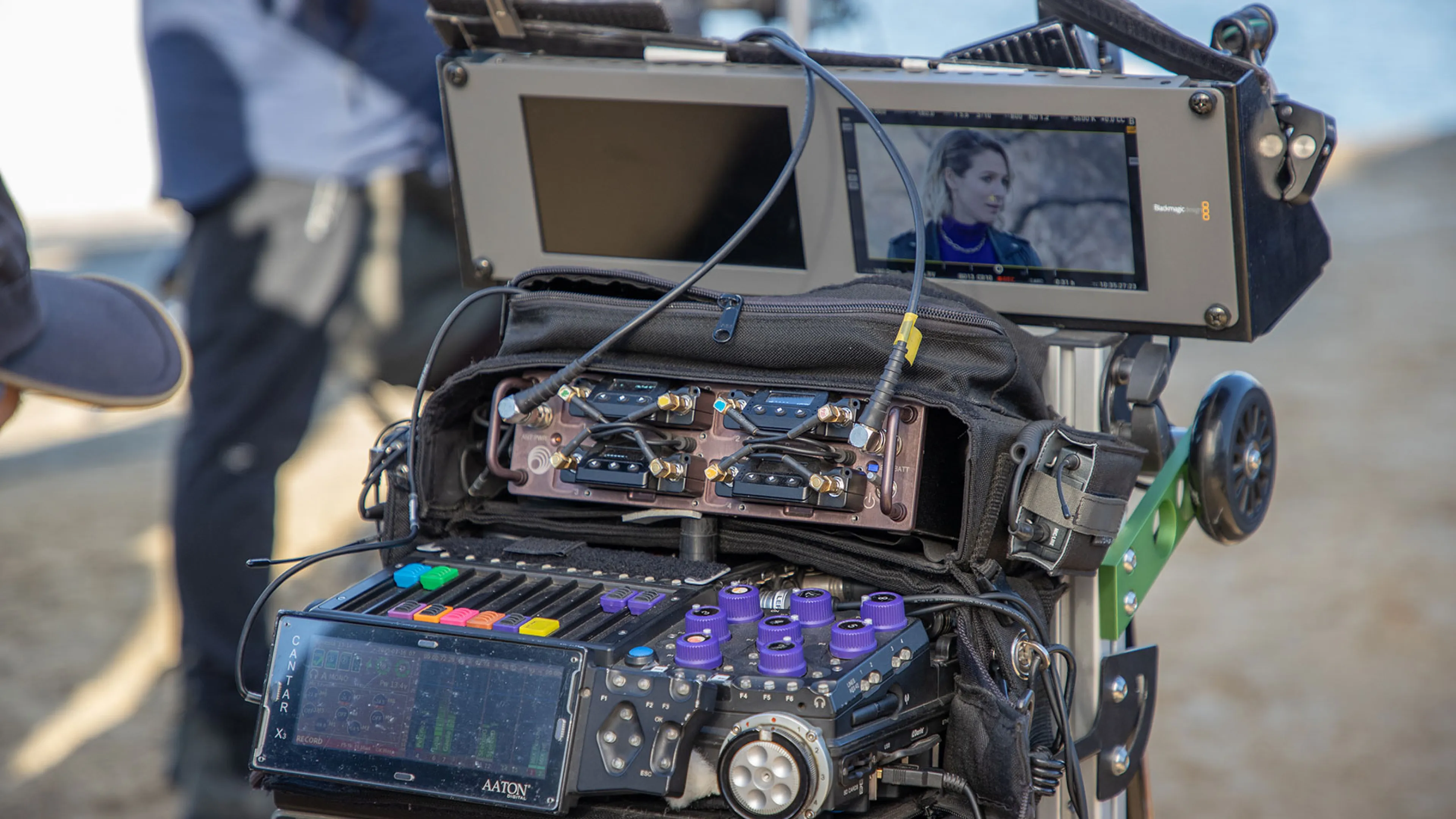 la photo montre les coulisses techniques d’un tournage, avec un focus sur le travail du preneur de son et la synchronisation image/son.