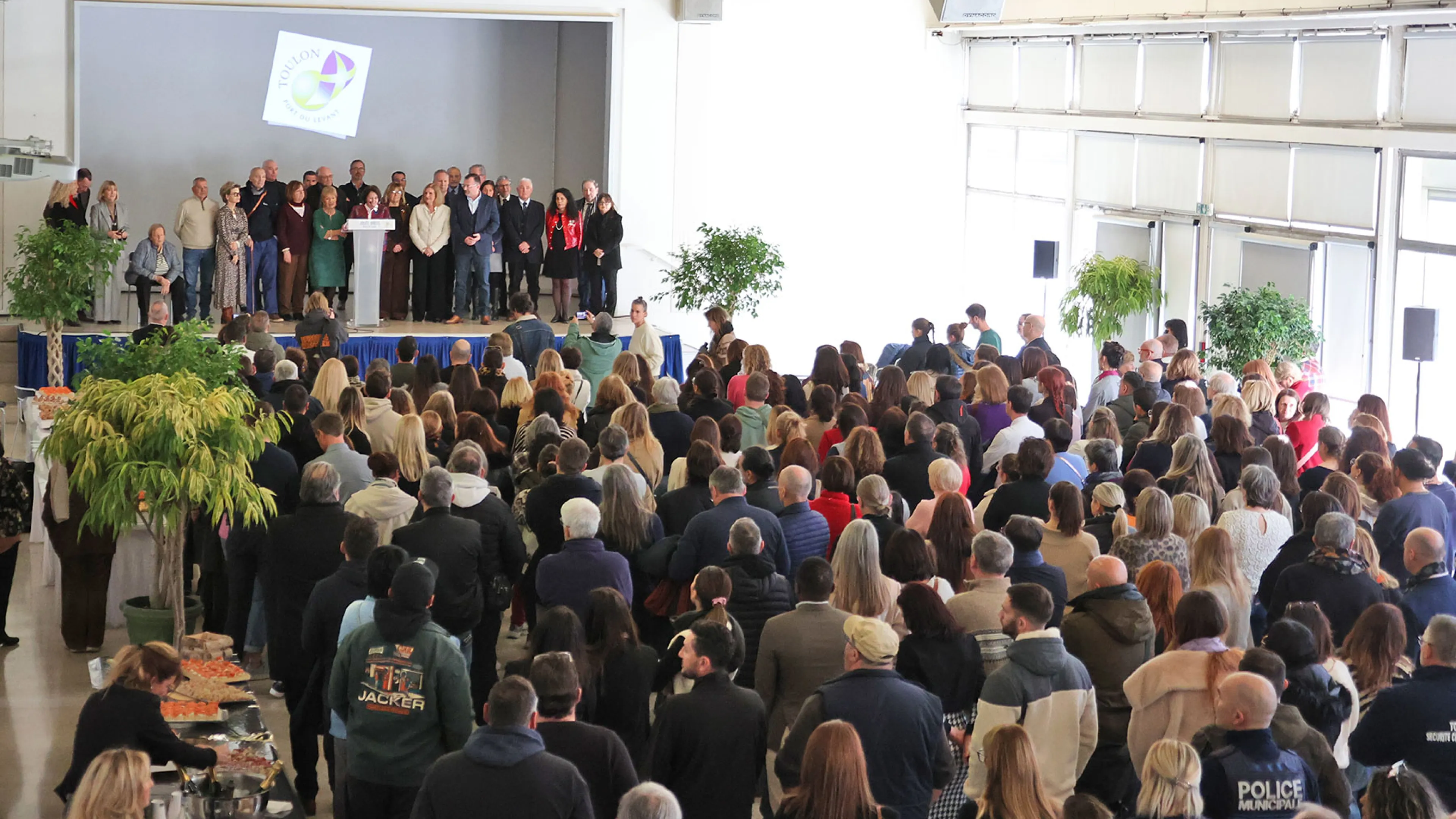 La photo montre les agents municipaux et les élus de la Ville de Toulon.Tous étaient réunis dans la salle des fêtes de l'Hôtel de ville pour la cérémonie des voeux. 