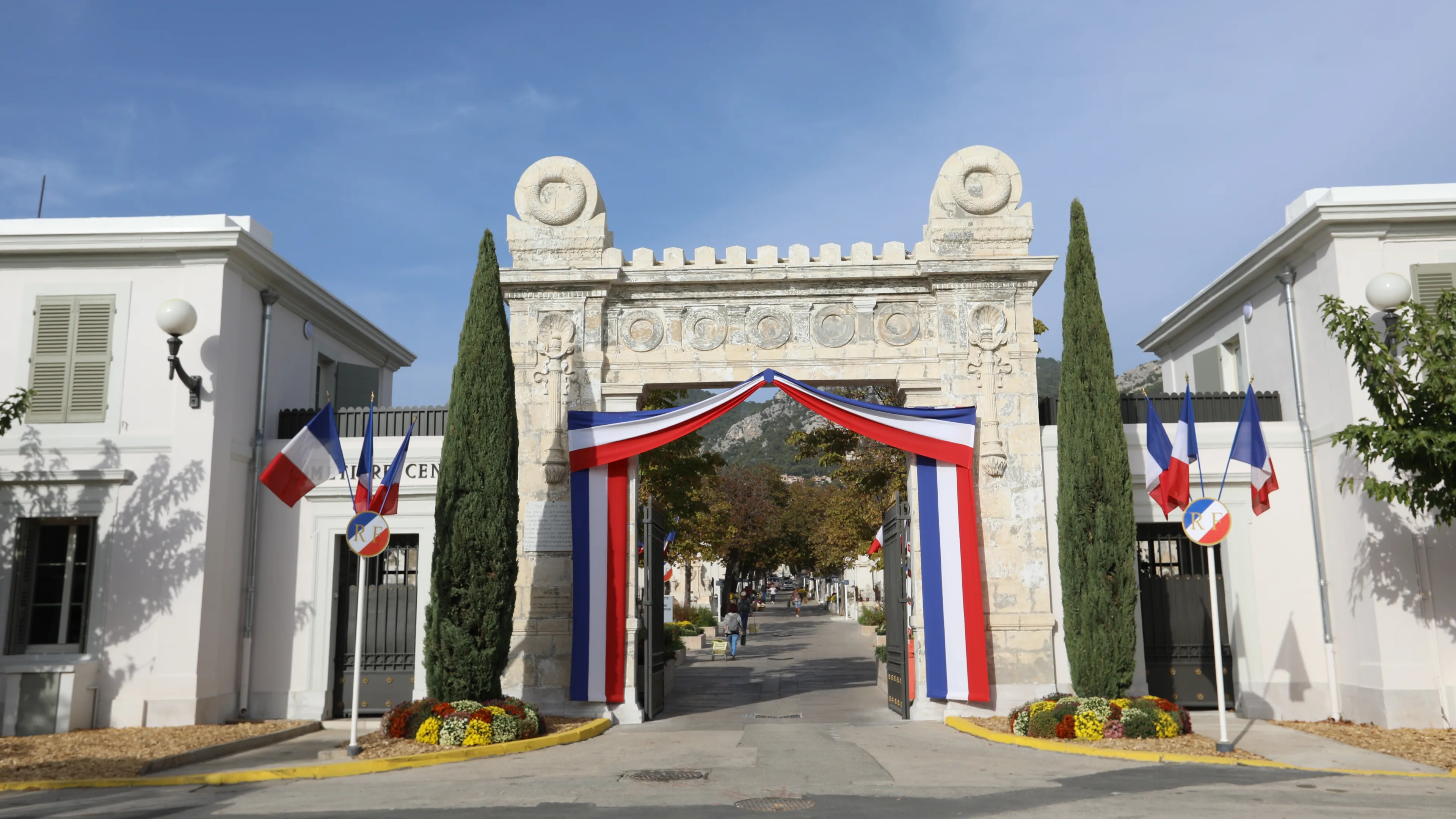 La photo montre l'entrée du cimetière central de Toulon