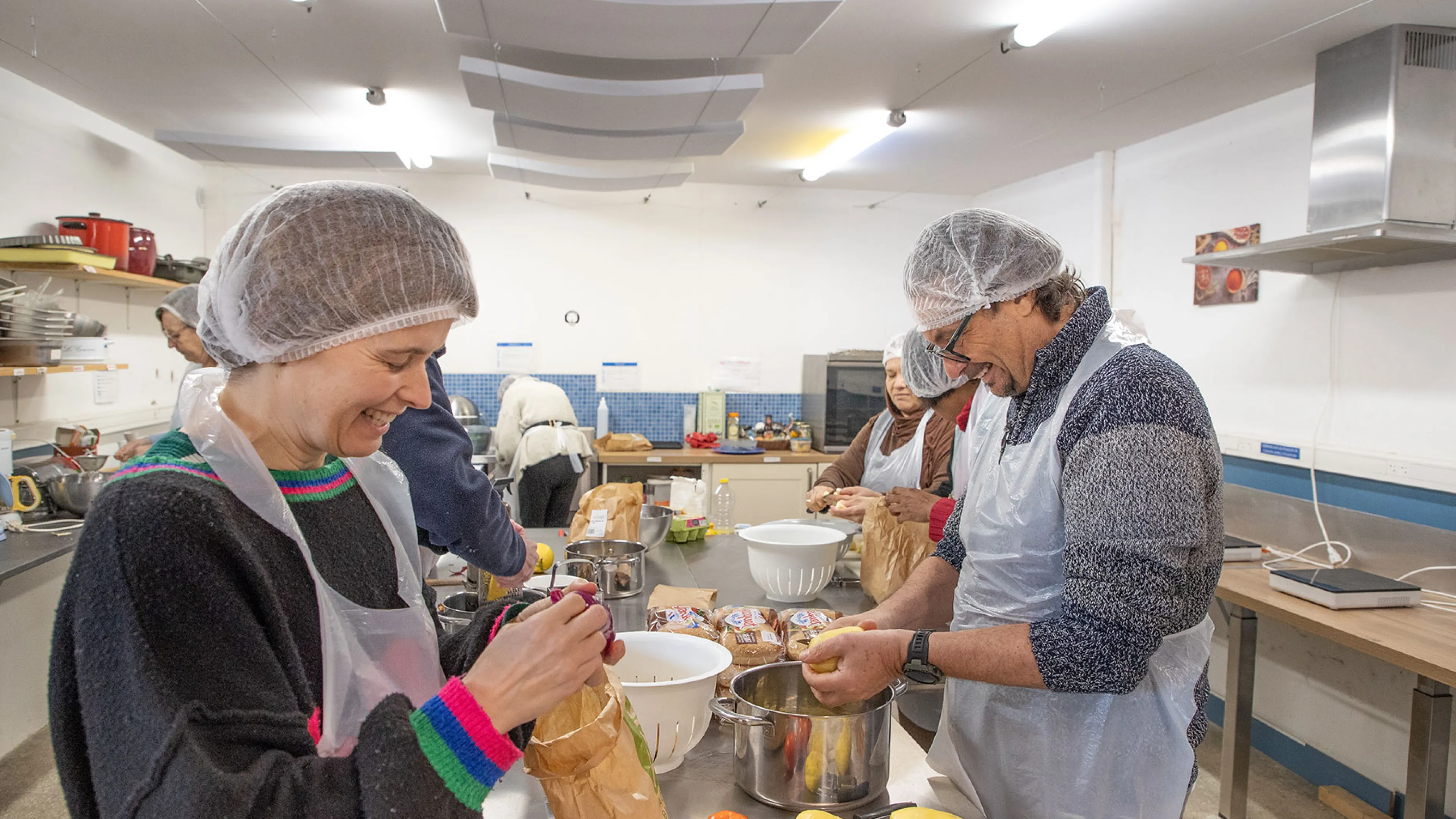 Cette photo illustre un atelier de cuisine solidaire organisé par le CCAS de Toulon dans la cuisine de la Coop sur Mer.