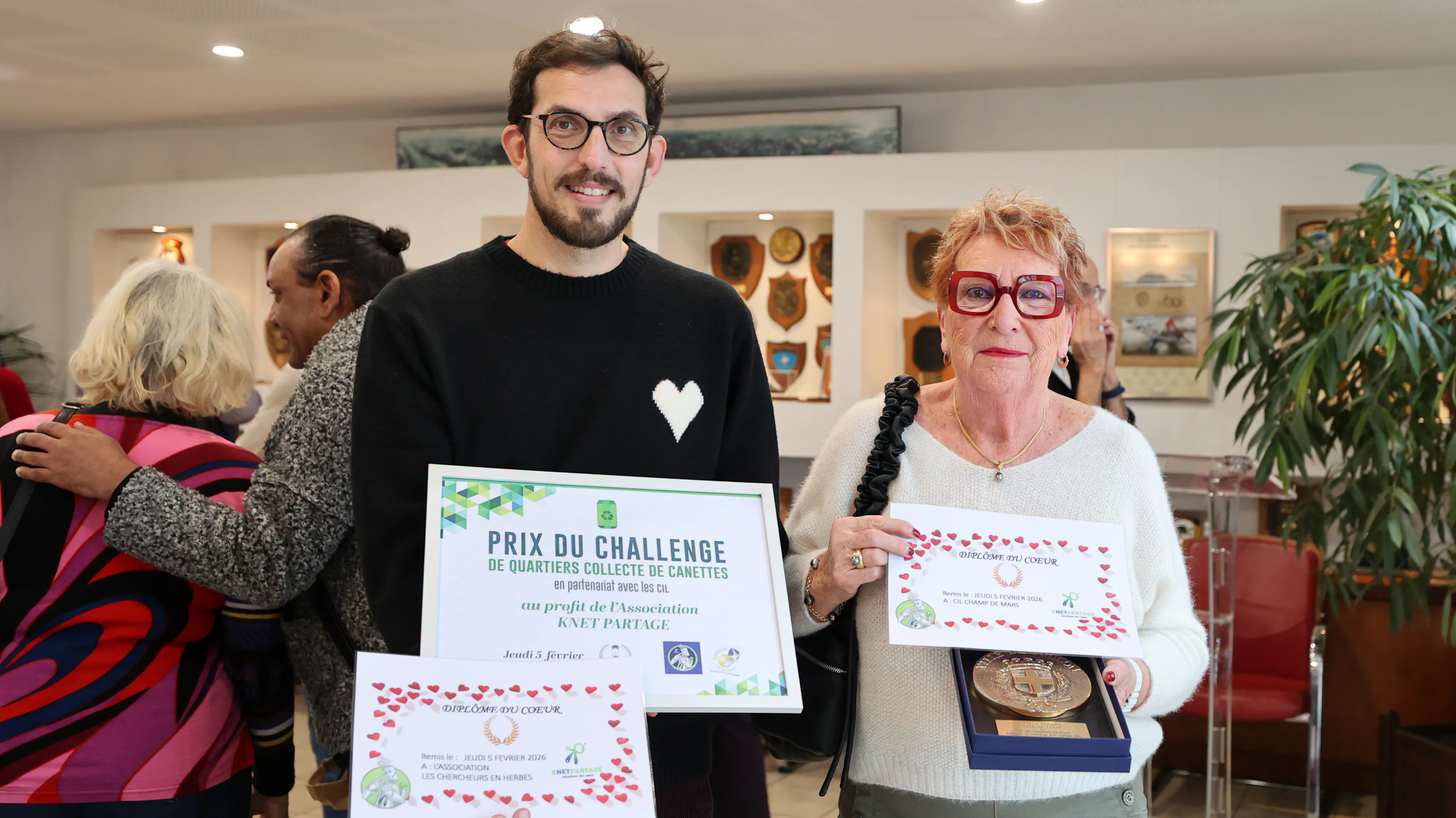 La photo montre Julien, représentant de KNET Partage, et madame Lizé, présidente du CIL du Champs de Mars, présentant chacun leur diplôme