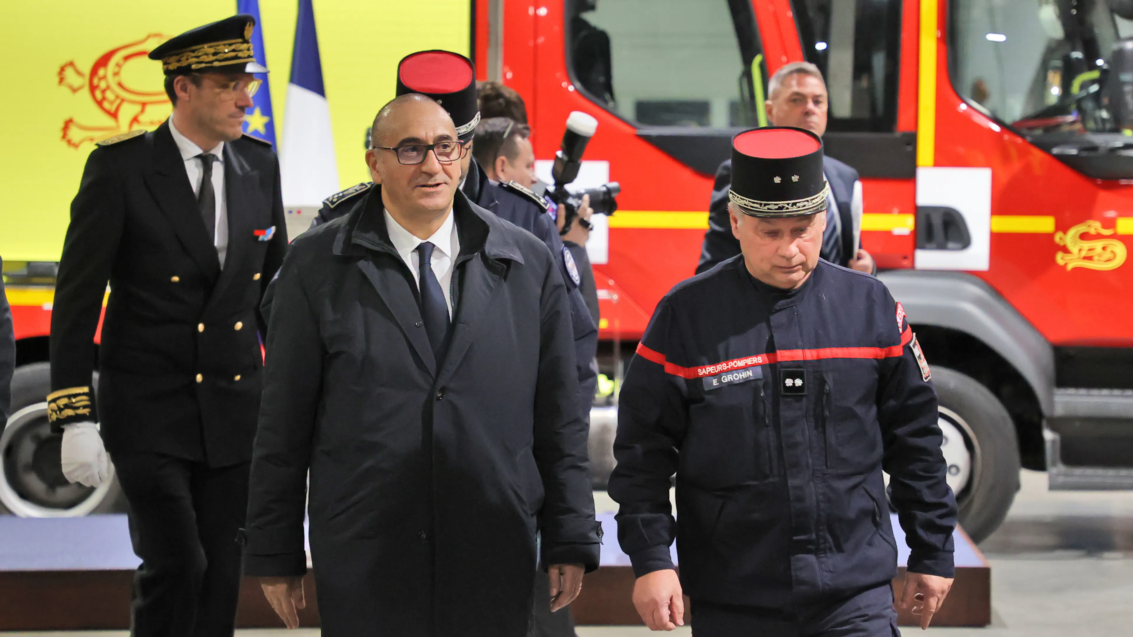 La photo montre Laurent Nuñez, ministre de l'Intérieur lors de sa visite au Centre départemental d'incendie et de secours du Var