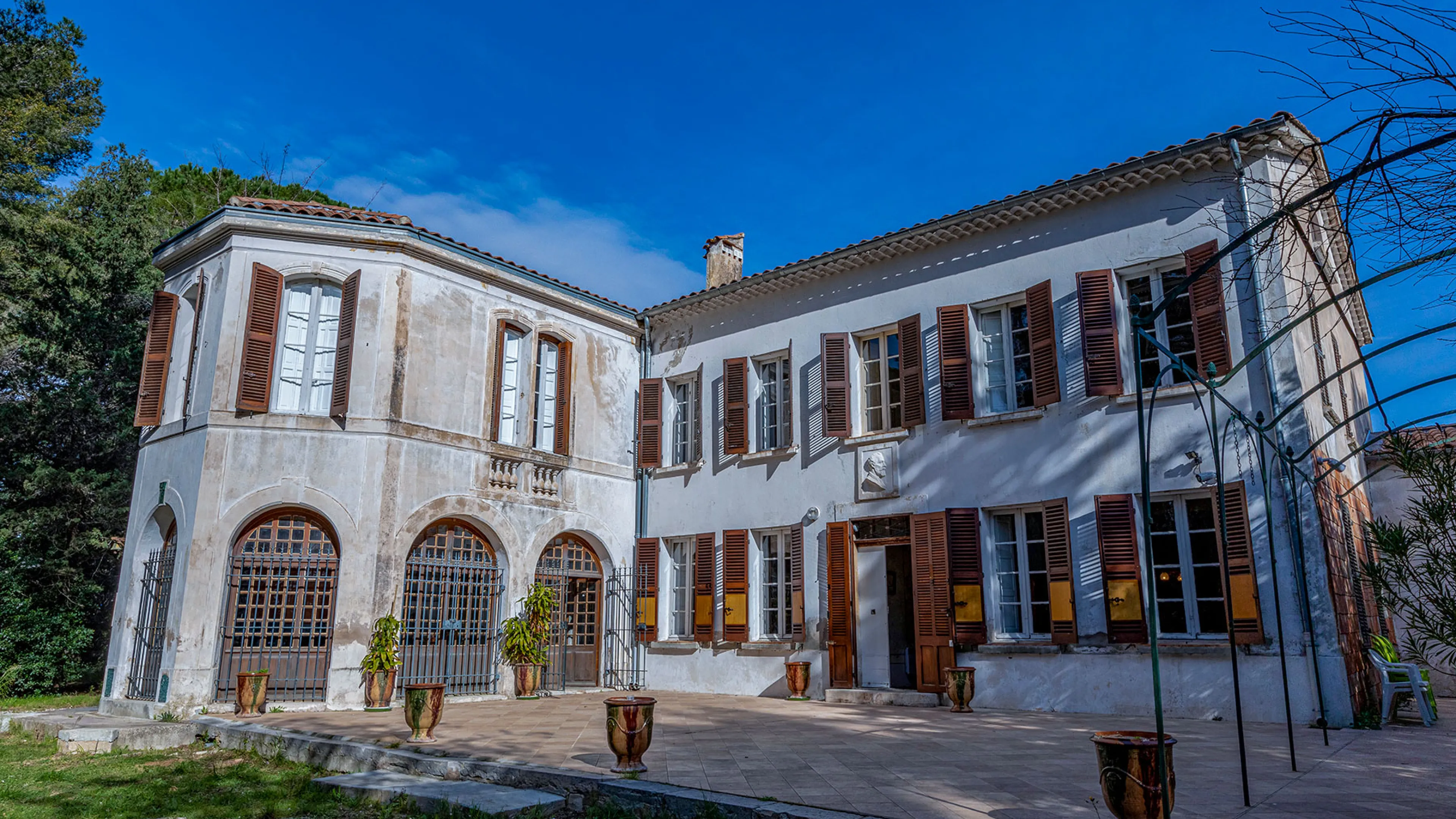 La photo montre la villa les Lauriers Roses, véritable bastide provençale, sur 2 niveaux.