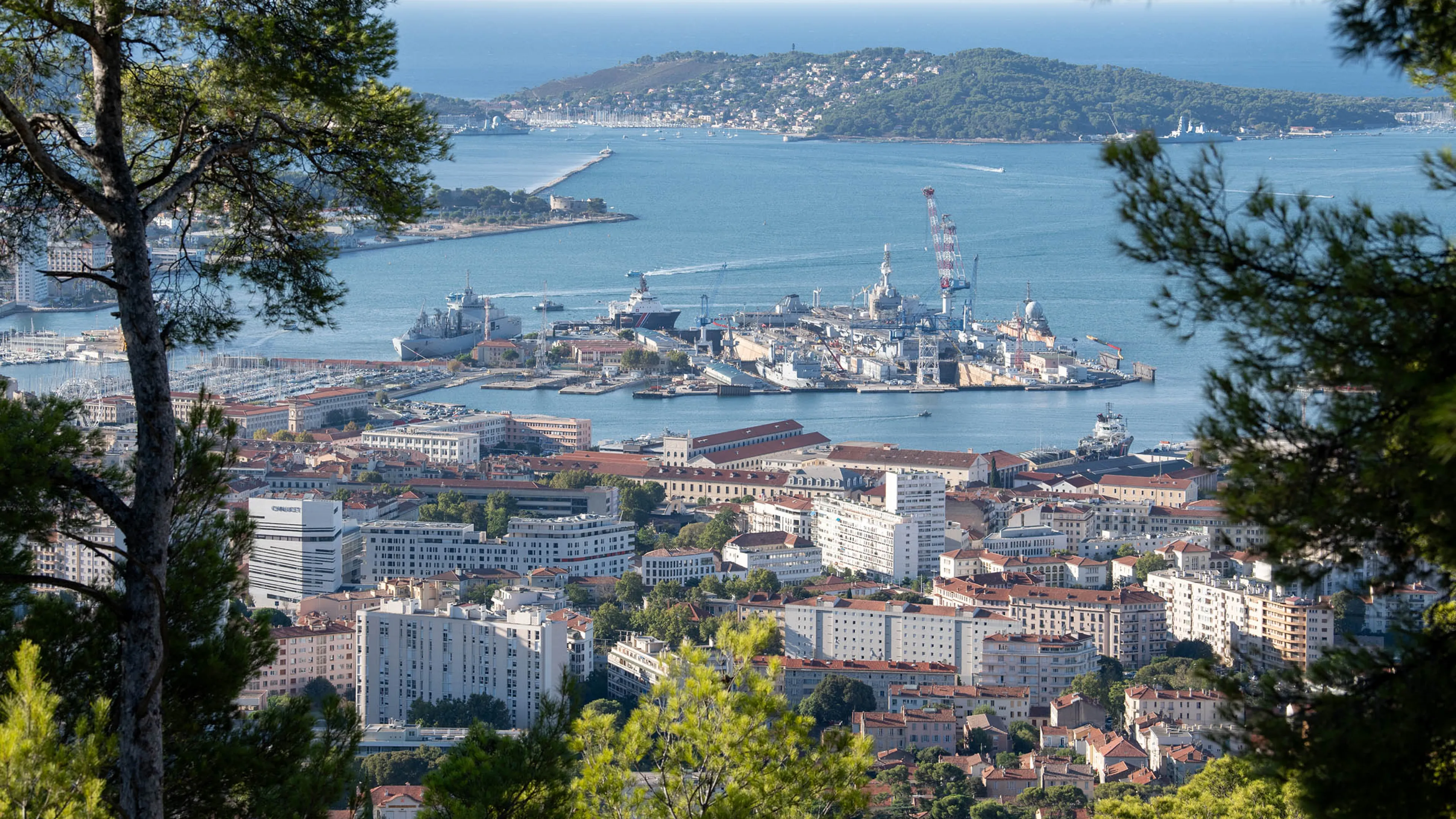 La photo, prise du Faron, montre les bassins de radoub de la base navale