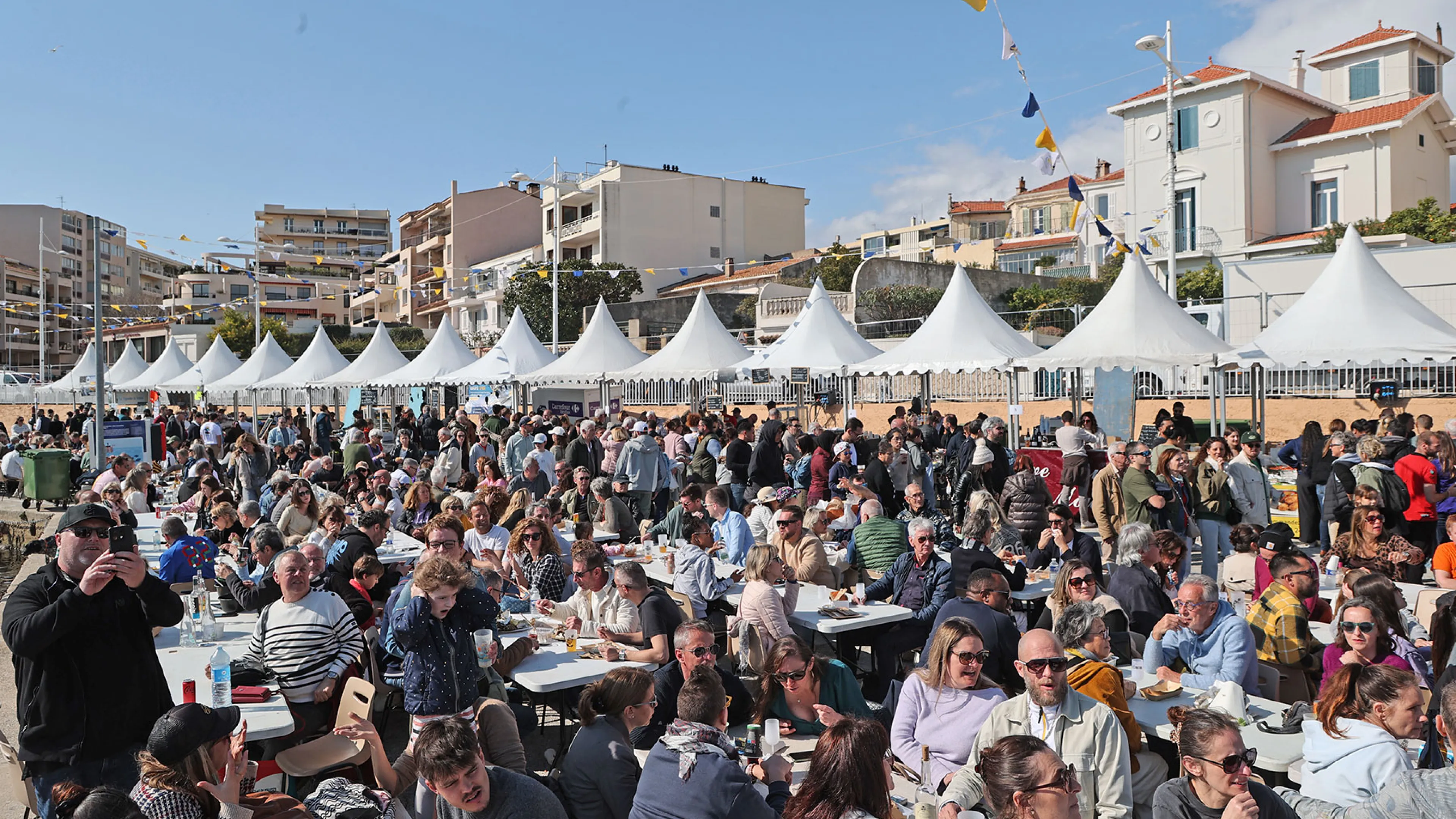 Cette photo montre la foule qui s'est pressée sur le port Saint-Louis du Mourillon à l'occasion de cette 3e édition de la Fête de la Mer