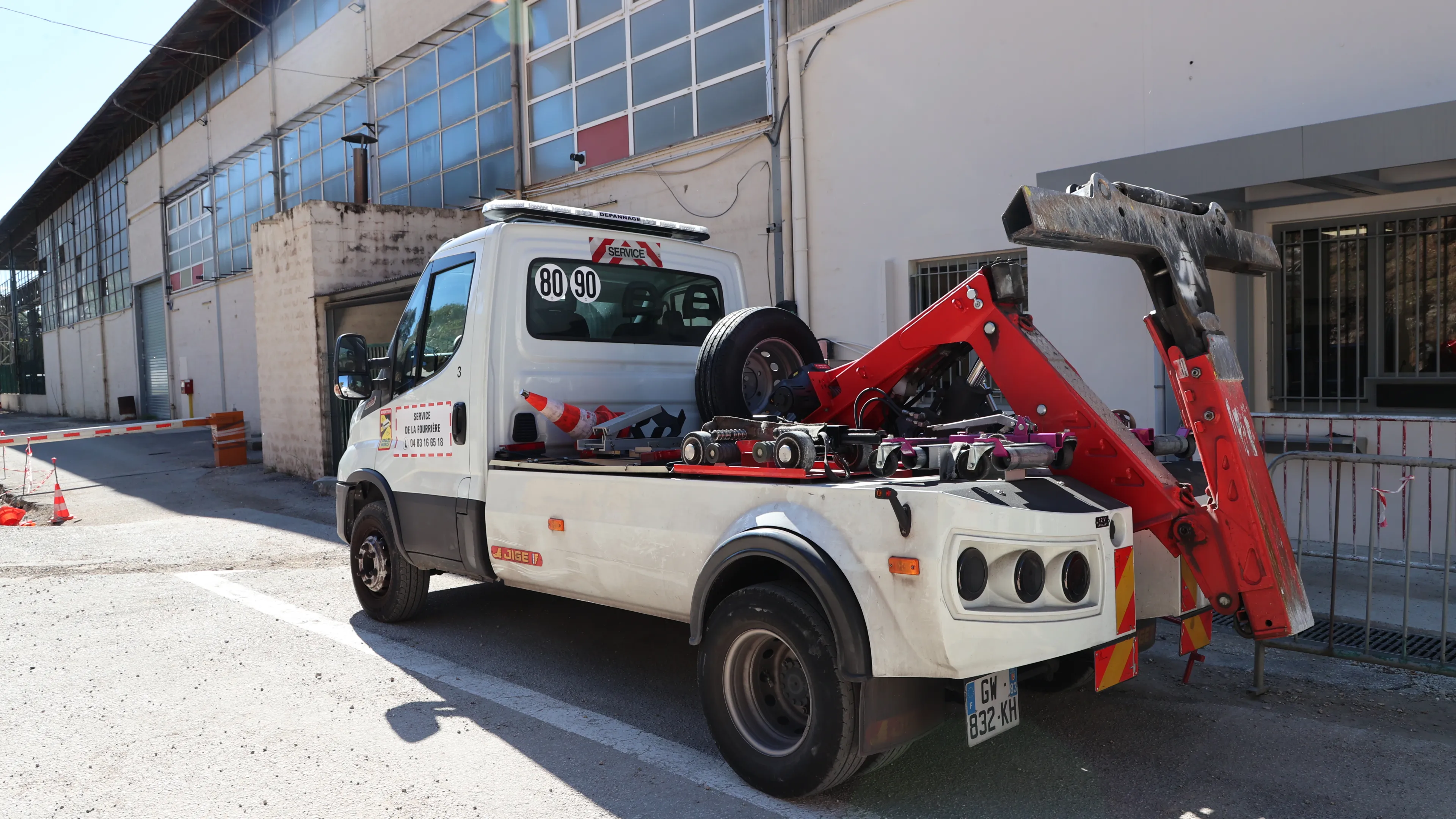 La photo montre le camion remorque avec lequel travaille la fourrière municipale de Toulon
