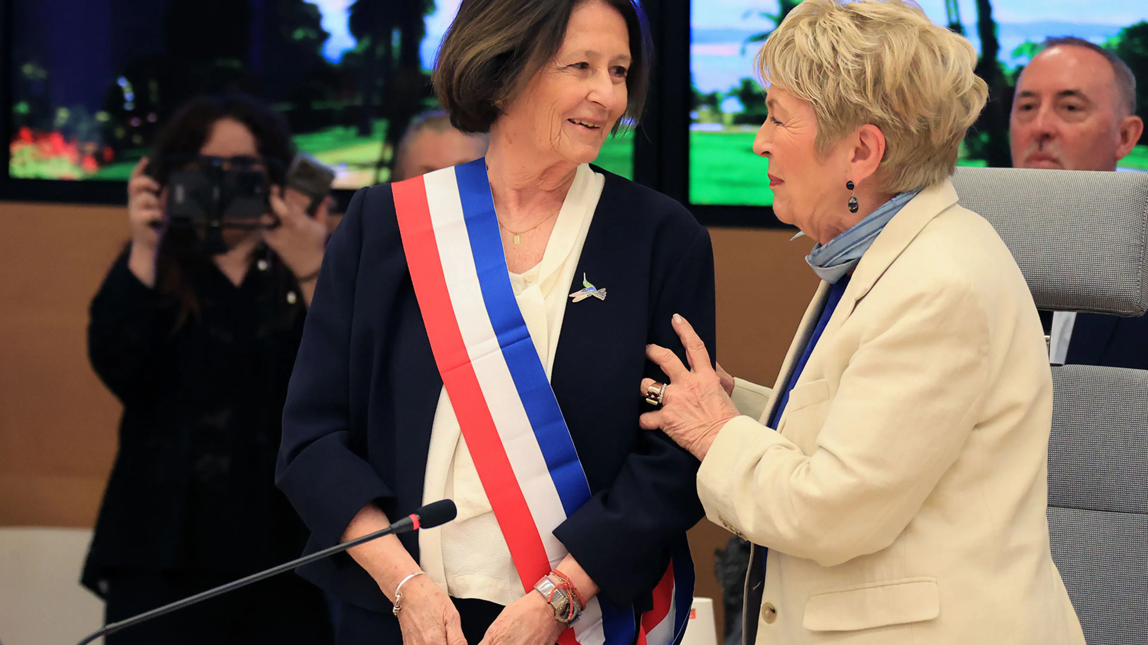 Cette photographie immortalise l'élection de Josée Massi au poste de maire. L'écharpe tricolore lui a été remise par Geneviève Levy.
