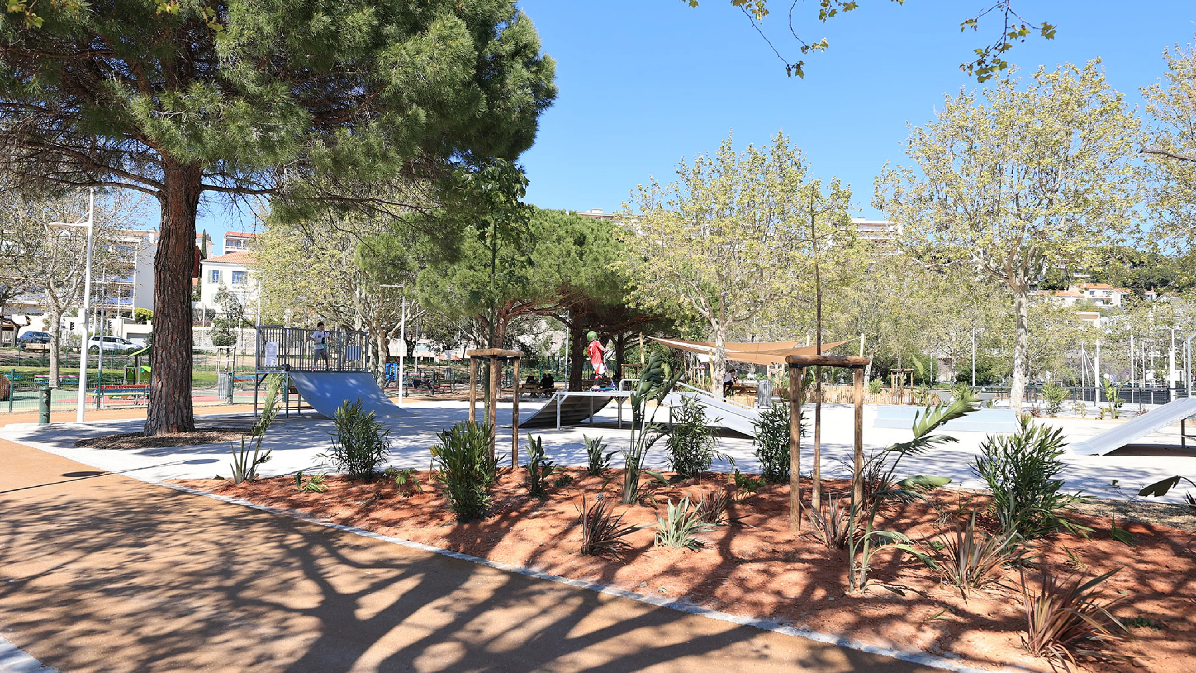 La photo montre les modules de glisse de la plaine des sports des plages du Mourillon nouvellement aménagée.