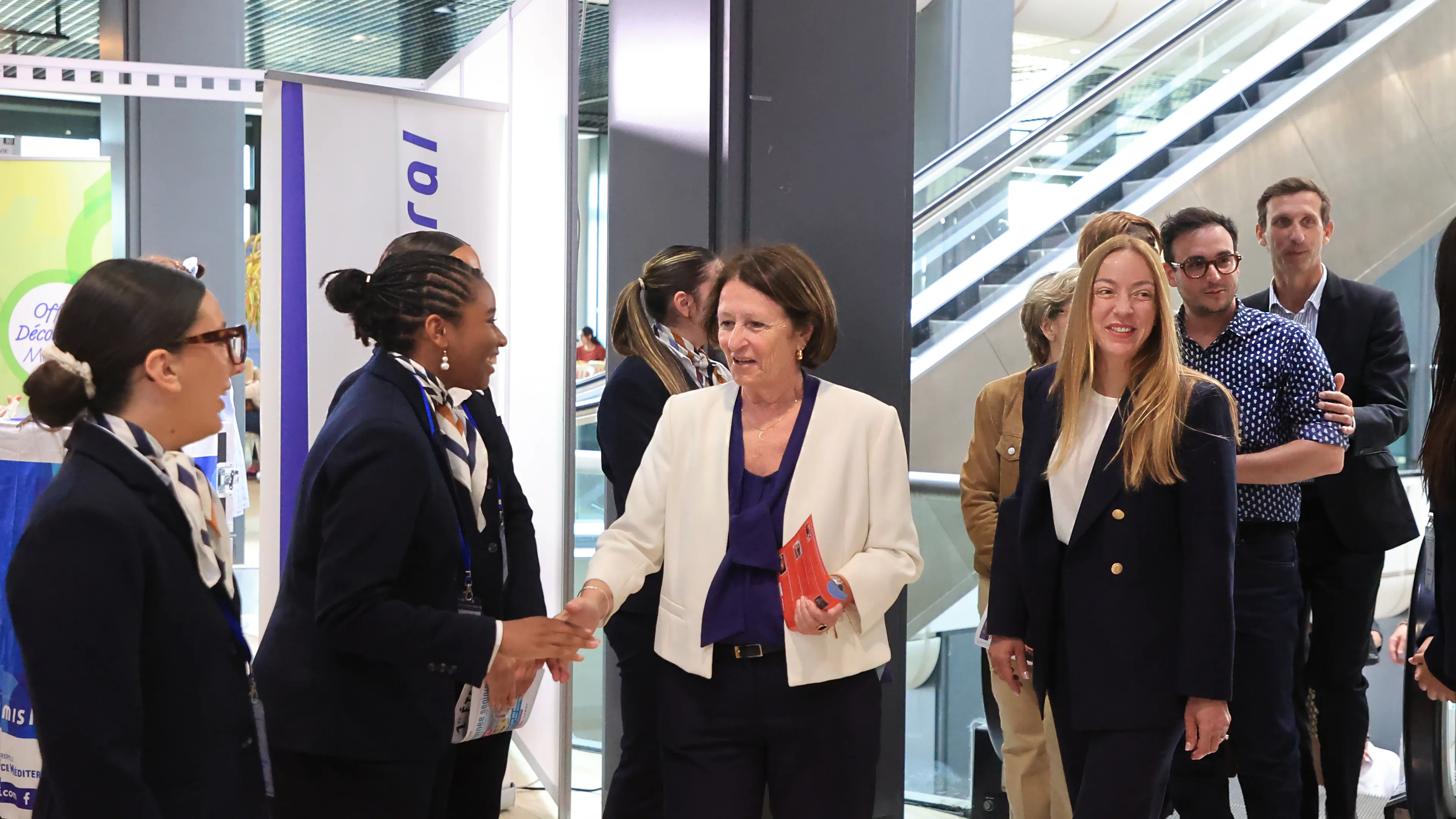 La photo montre Josée Massi, maire de Toulon et Margaux Macario, adjointe au maire en charge des Liens intergénérationnels et Seniors ont fait le tour des stands de la Journée Seniors