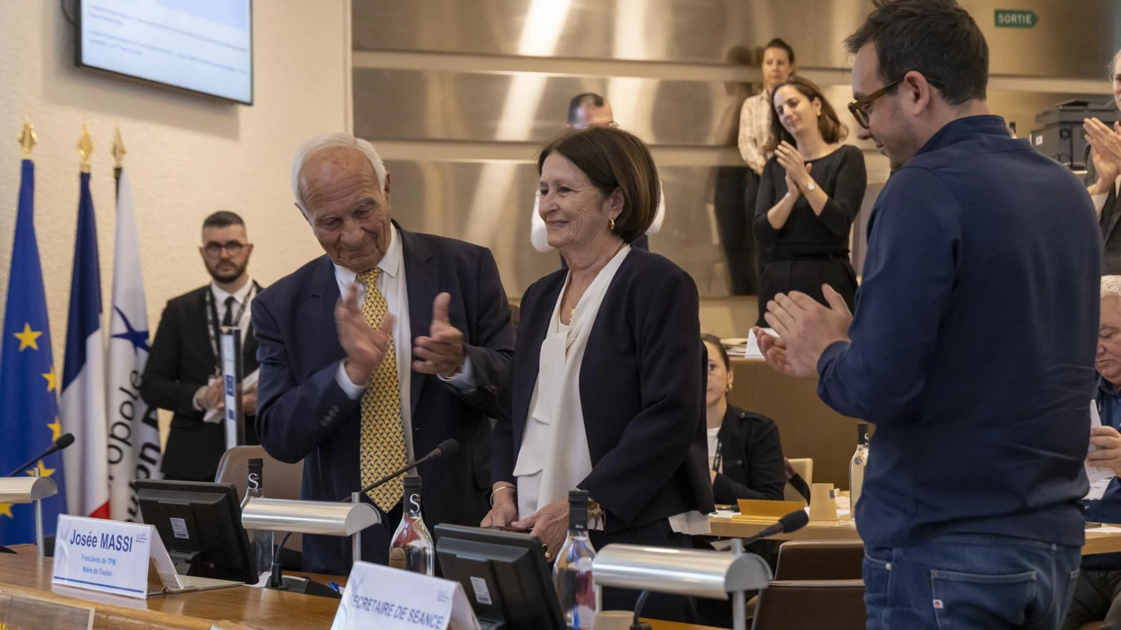 Aucentre de la photo, Josée Massi qui vient d'être élue présidente de la métropole Toulon Provence Méditerranée