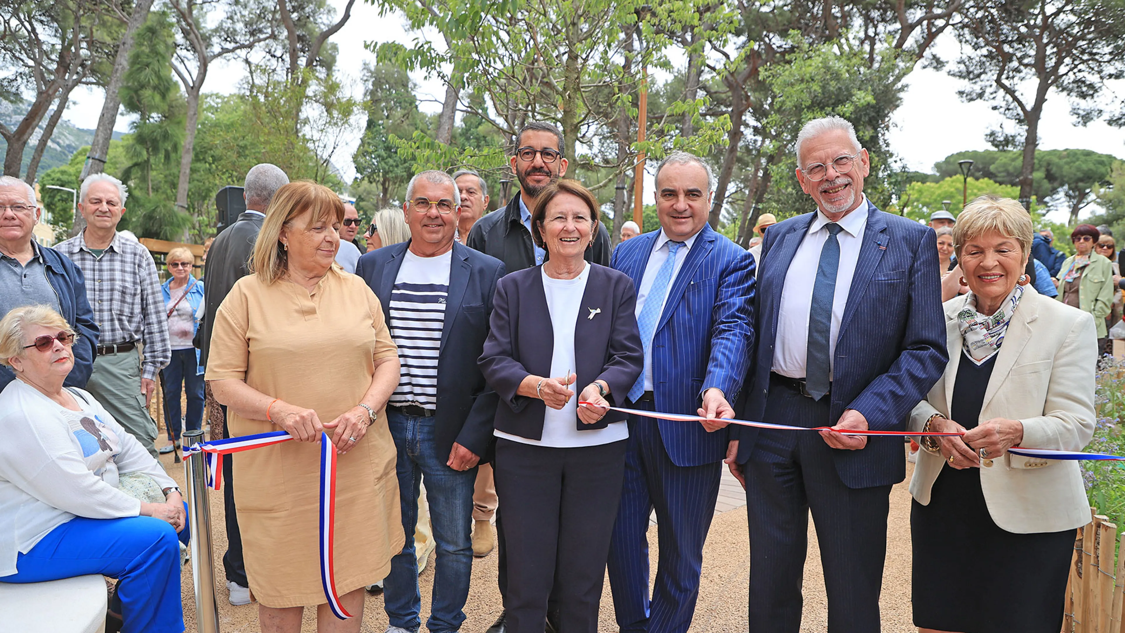 Josée Massi, au centre de la photo, coupe le ruban inaugural.