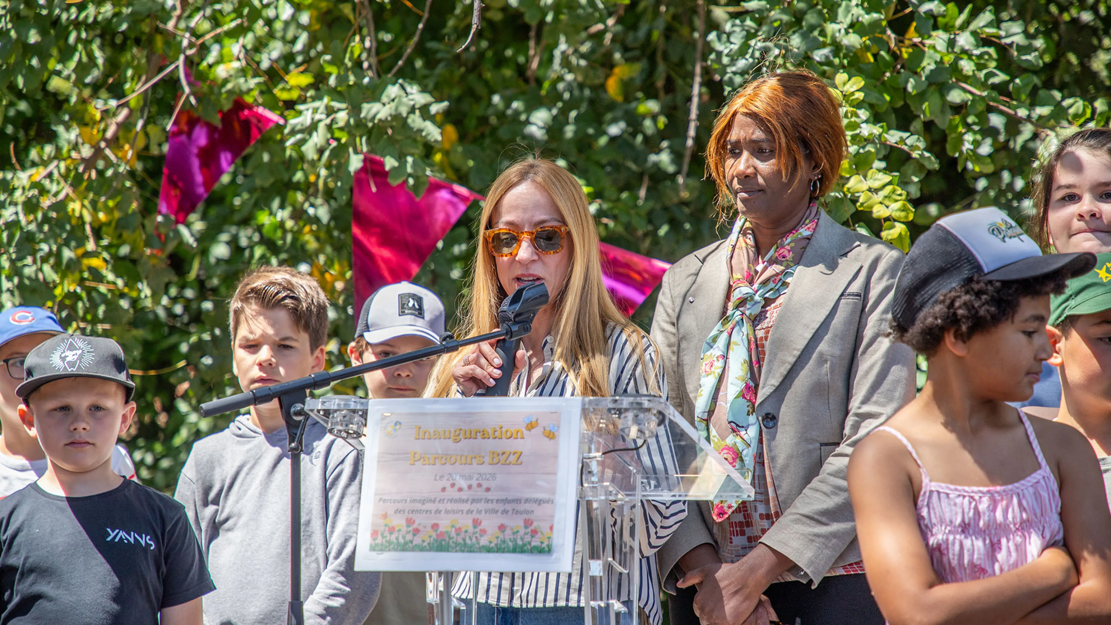 L'inauguration du parcours BZZZ ! La vie en ailes a été inauguré avec les enfants et les deux élues en charge de la jeunesse : Margaux Macario et Fatou Cissé