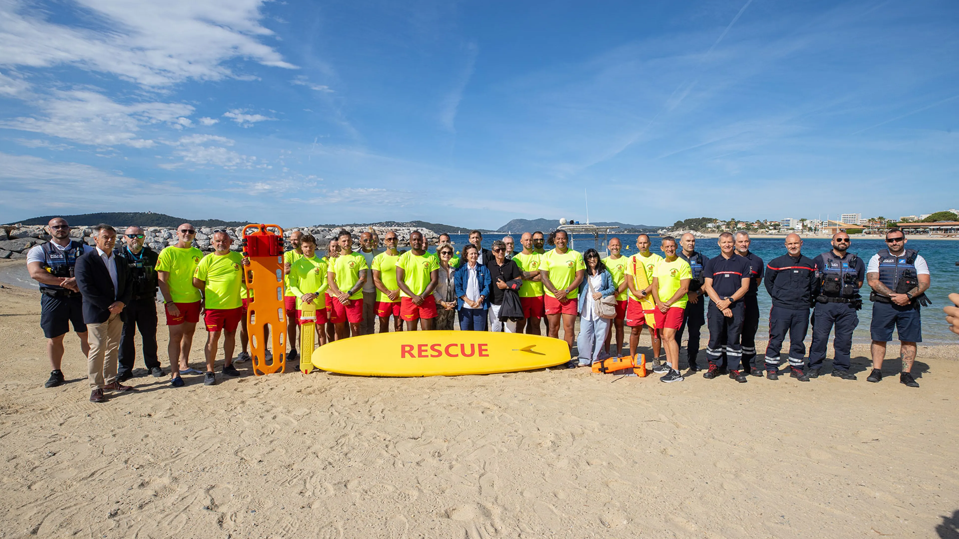 Cette photo montre l'ensemble des forces de sécurité rassemblé sur les plages du Mourillon lors du lancement de la saison estivale.