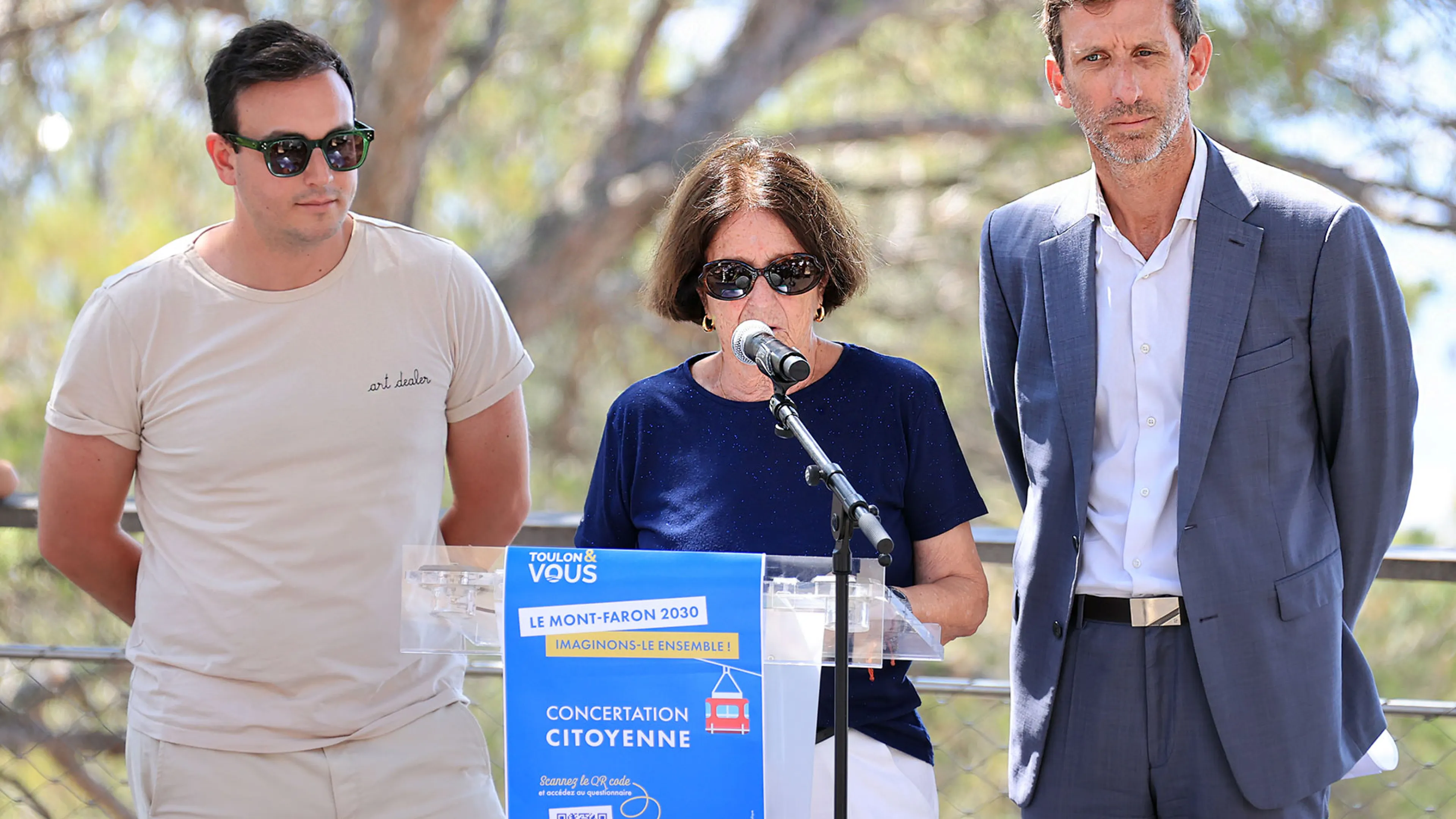 La photo montre la présentation de la consultation sur le Mont-Faron 2030 par Josée Massi, maire de Toulon, Boris Touaty et Julien Orlandini, adjoints au maire