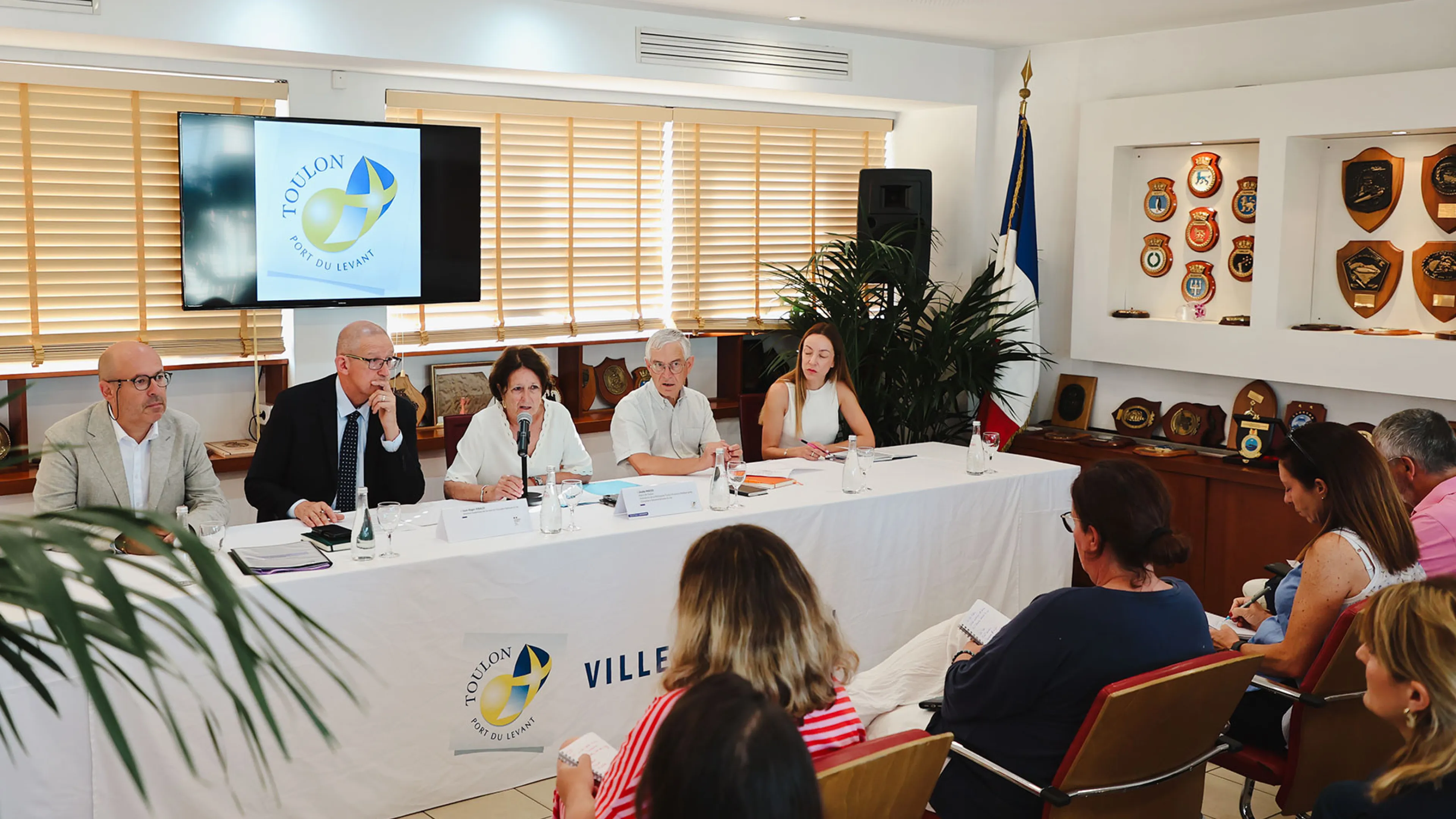 La photo montre la conférence de presse animée par Josée Massi, maire de Toulon et Jean-Roger Ribaud, DASEN, afin d'évoquer les mesures mises en place dans les écoles toulonnaises pour lutter contre les effets de la canicule.