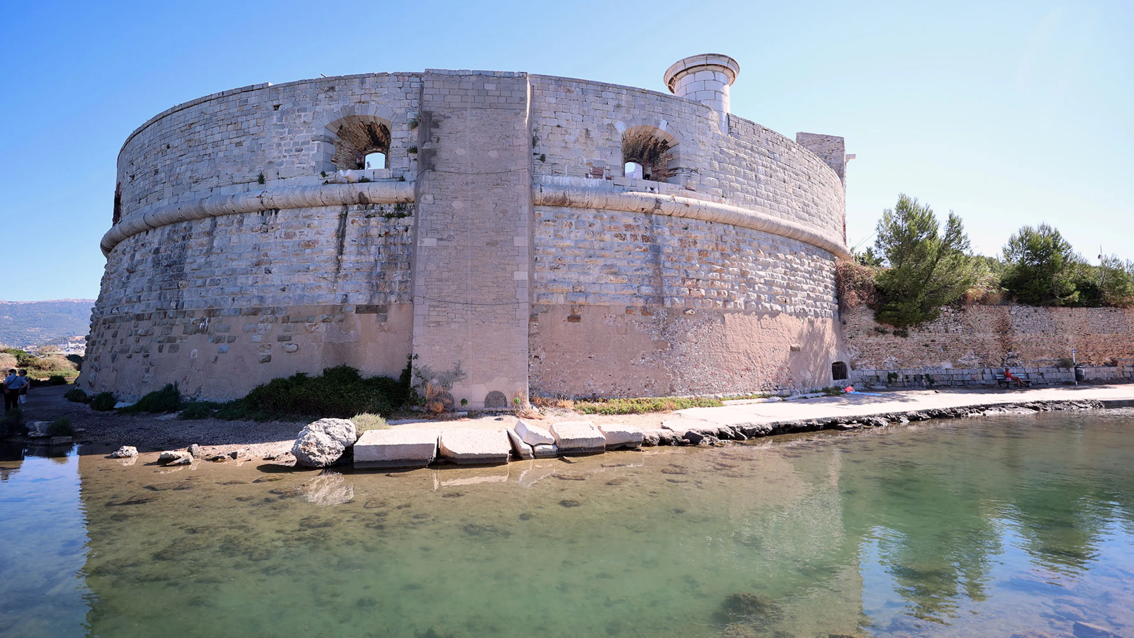 La photo montre la Tour royale avec le bras de mer qui a été transformé en caniplage