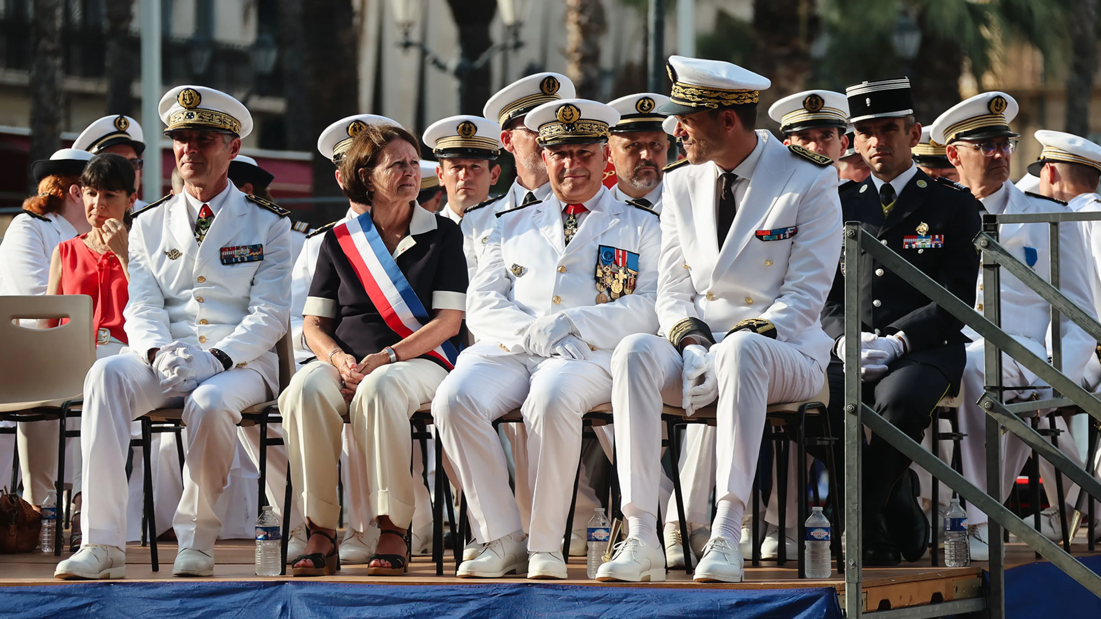 Madame le maire en tribune officielle entourée par le vice-amiral d'escadre Christophe Lucas et Monsieur Simon Barbe, Préfet du Var.