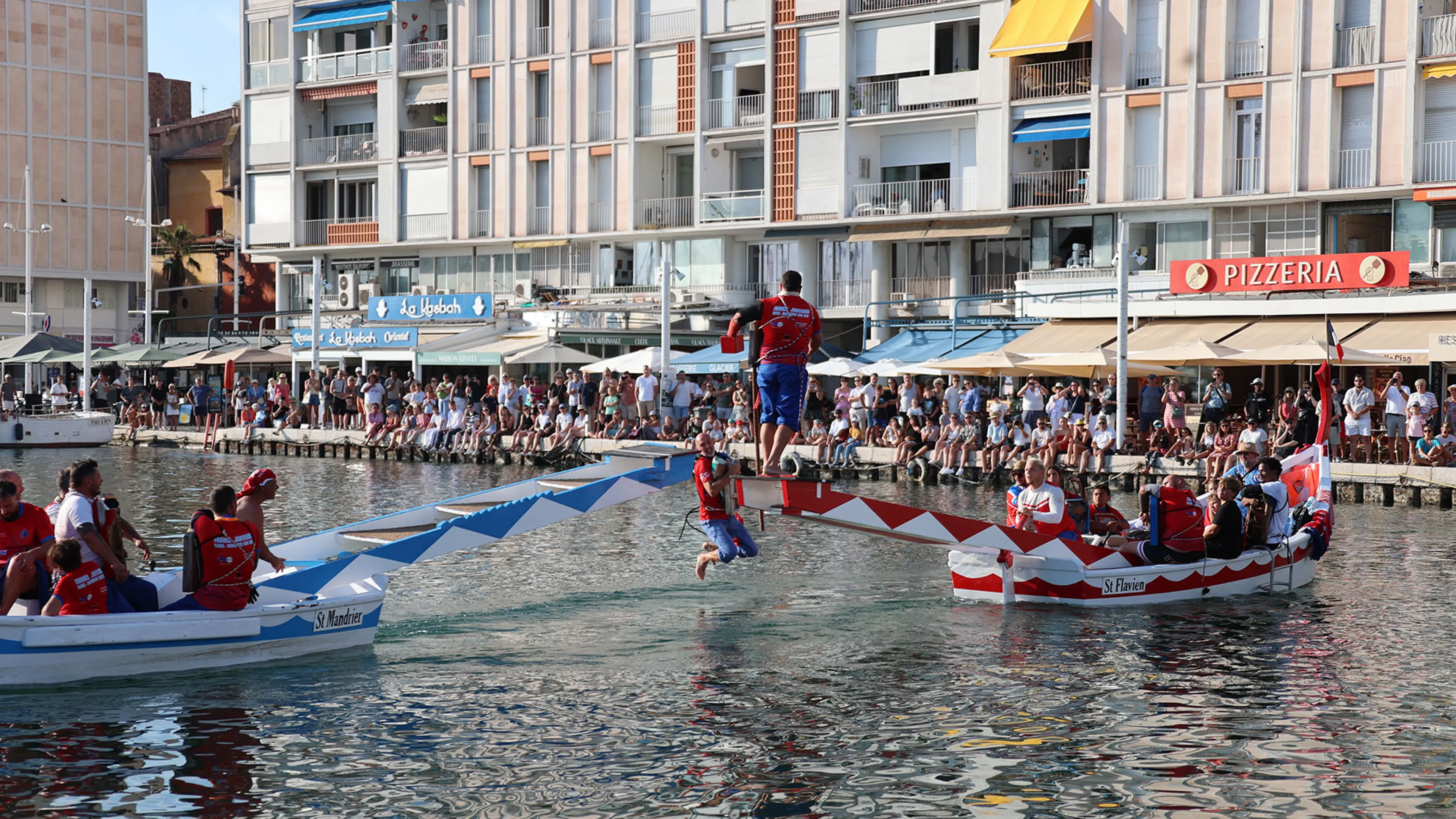 Cette photo capture l'une des passes qui s'est déroulée lors de la démonstration de joutes provençales, samedi 18 juillet dans le port de Toulon.