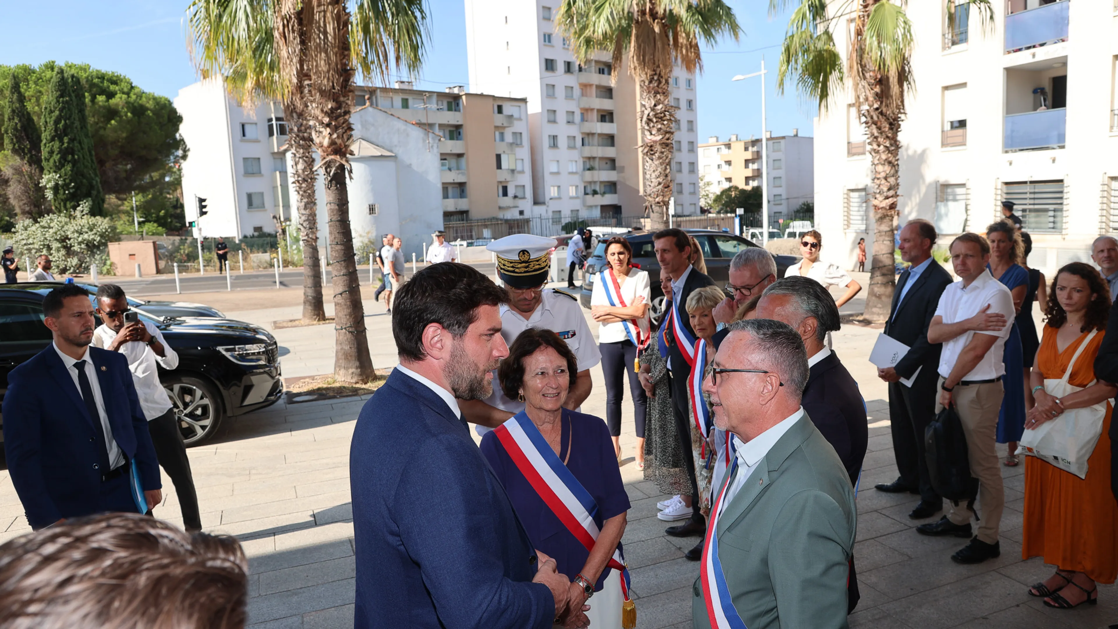 La photo montre Vincent Jeanbrun, minstre de la Ville et du Logement en train de saluer Serge Lhotellier, adjoint au maire et président de THM. Le minstre est accompagné par Josée Massi, maire de Toulon.