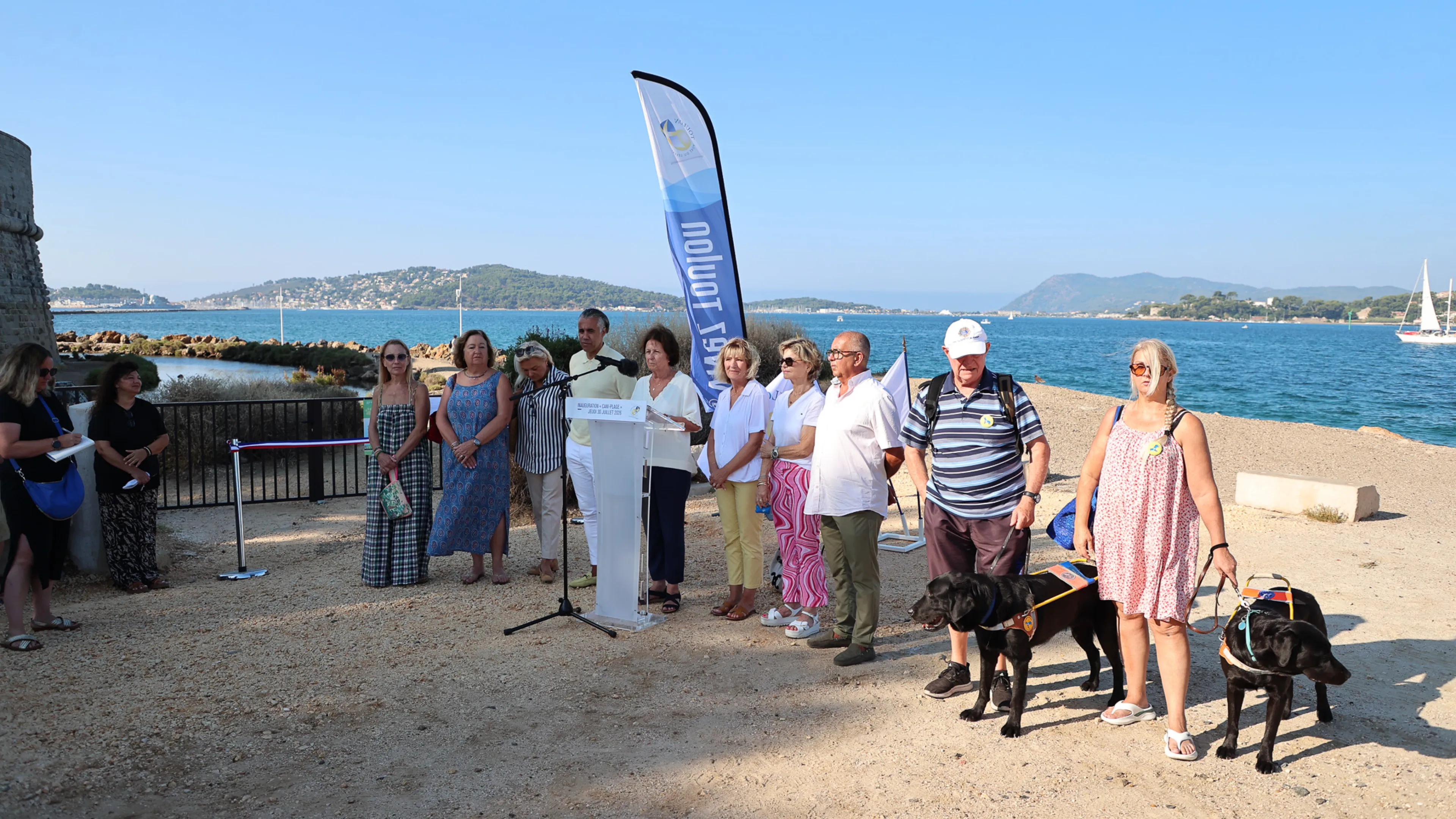 Il s'agit d'une photo de l'inauguration de la caniplage de Pipady au cours de laquelle Josée Massi, maire Toulon a prononcé un discours.