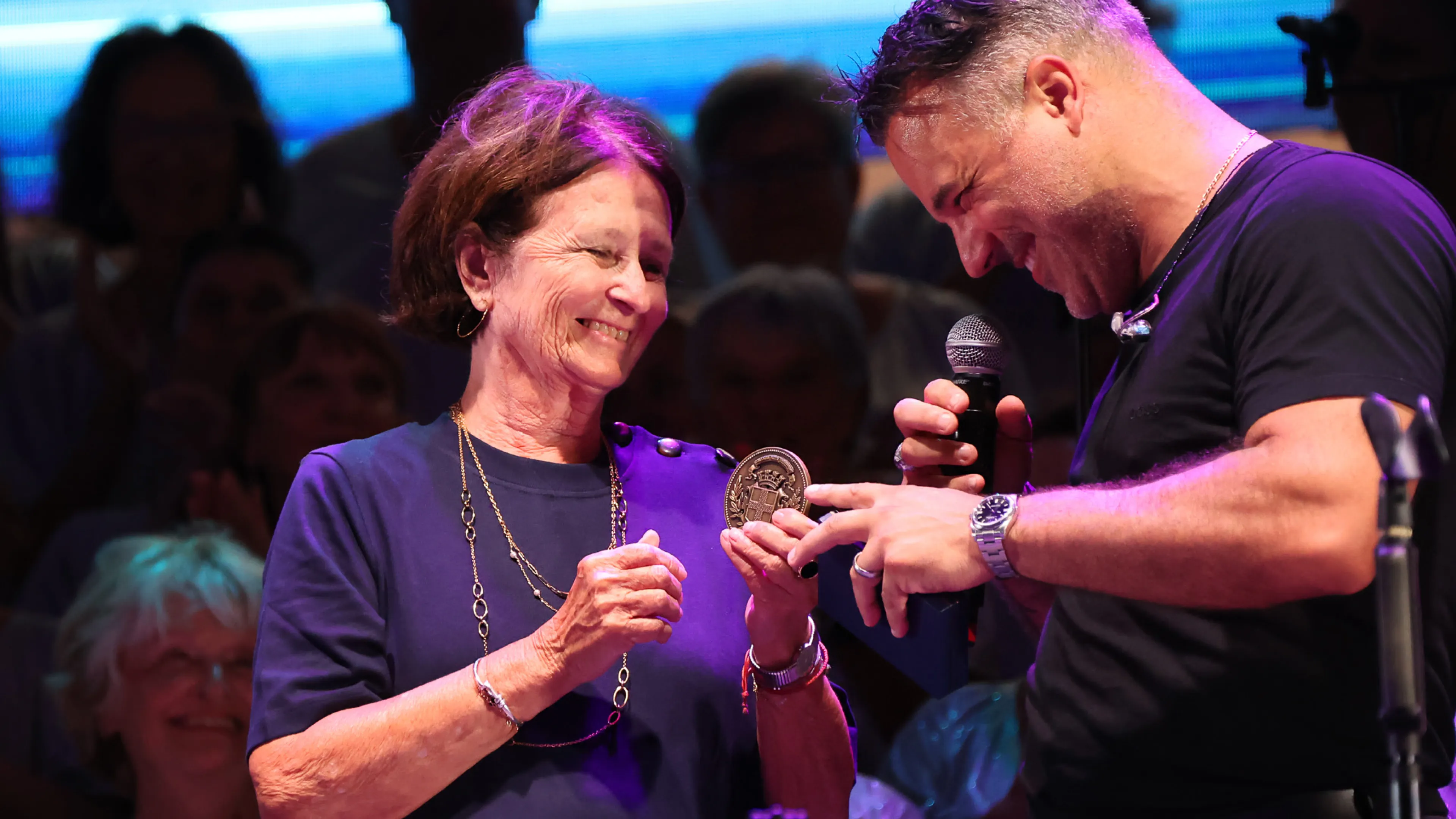 Josée Massi remettant la médaille de la ville à Franck Castellano, chef du Chœur du Sud 