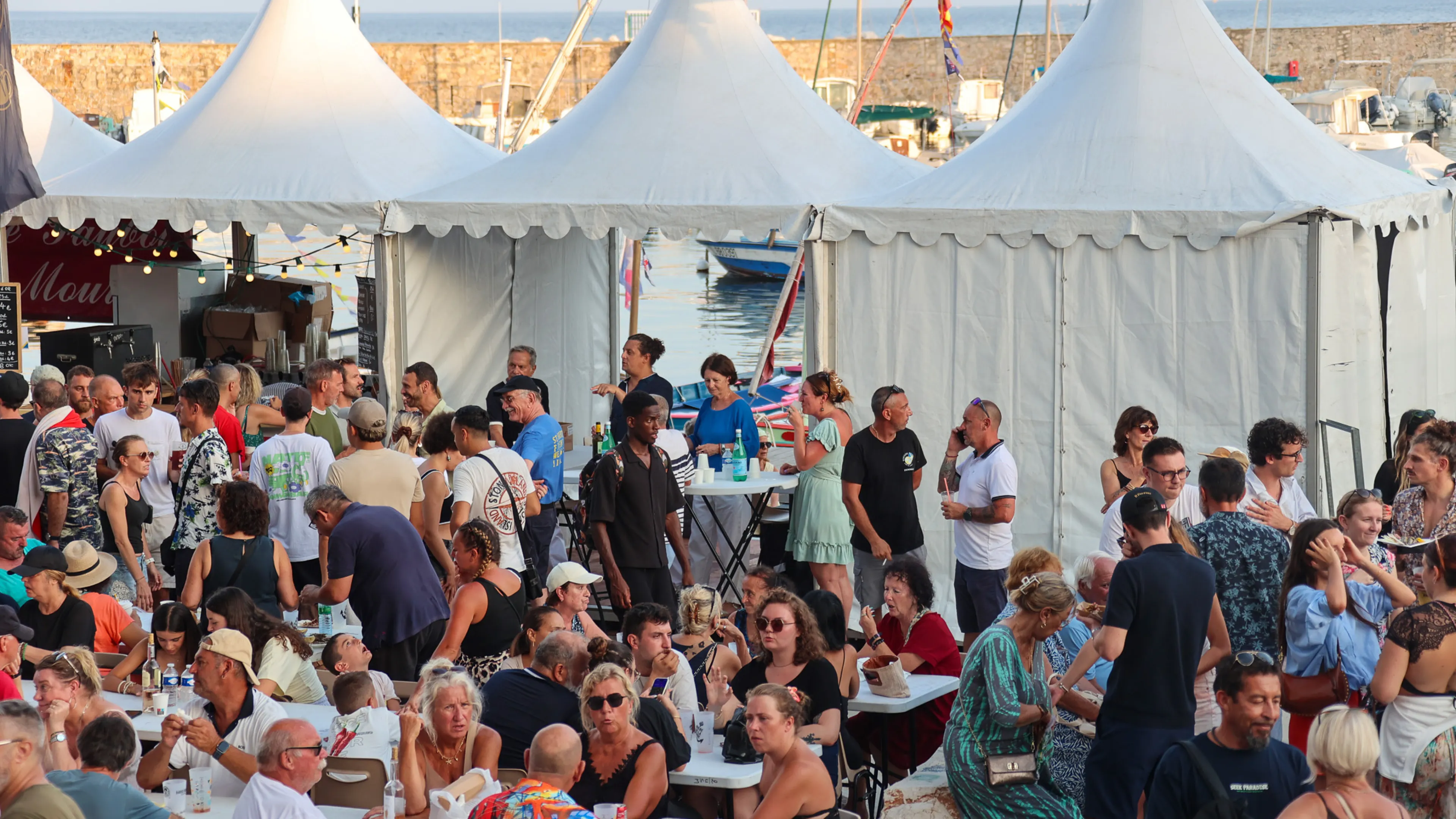 La photo montre la foule qui a répondu présent pour cette 24e édition de la Nuit des Pêcheurs