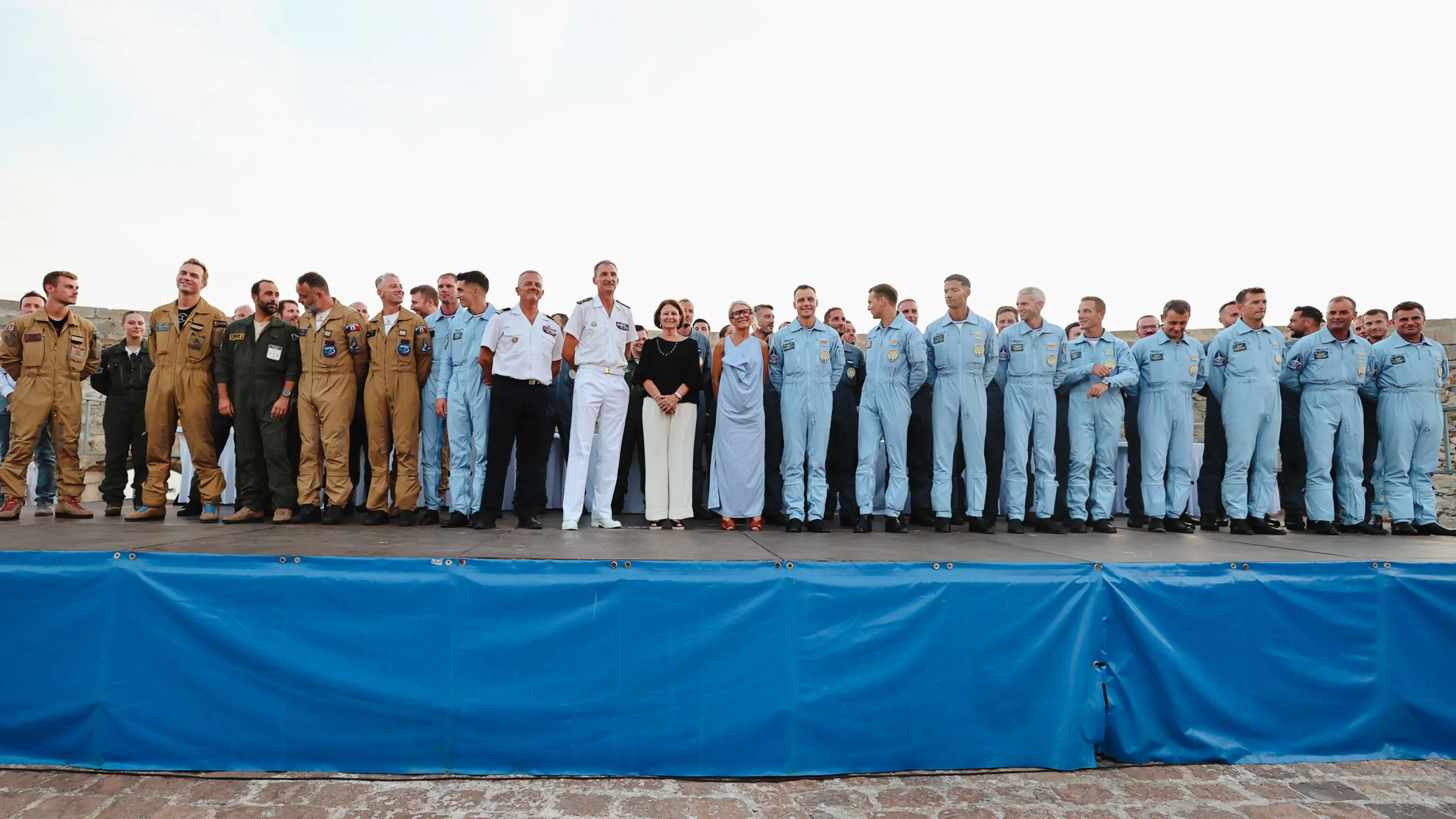 Sur la photo, Josée Massi, maire de Toulon est entourée des aviateurs qui ont participé au spectacle aérien du 15 août
