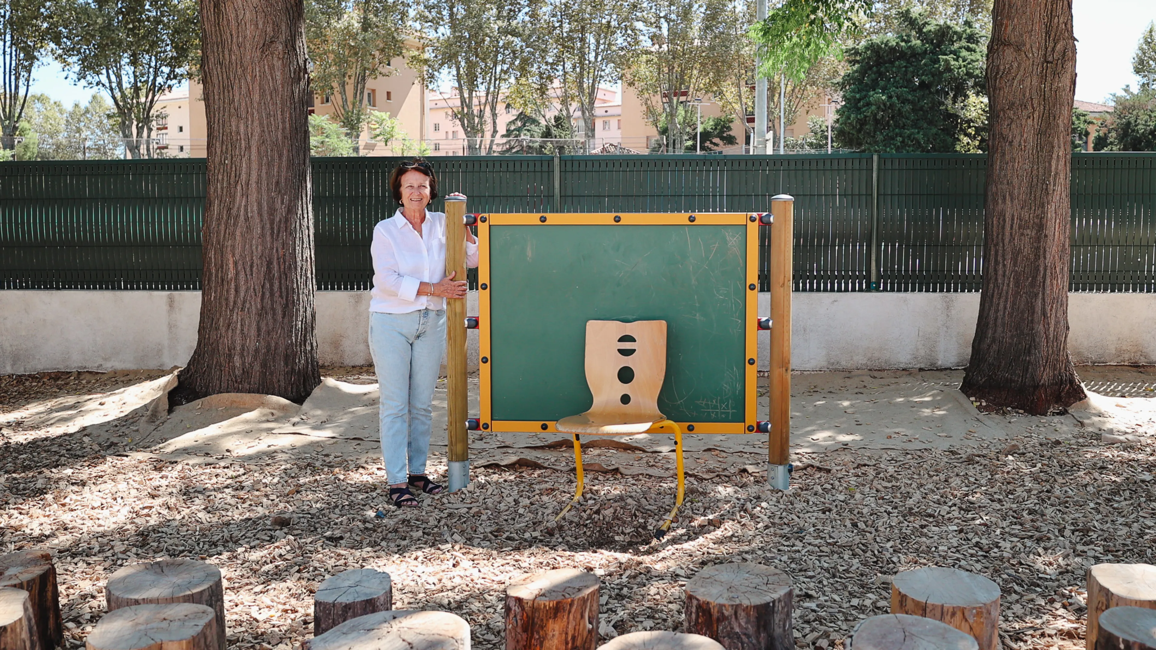 La photo montre Josée Massi, maire de Toulon, dans l'îlot classe dehors