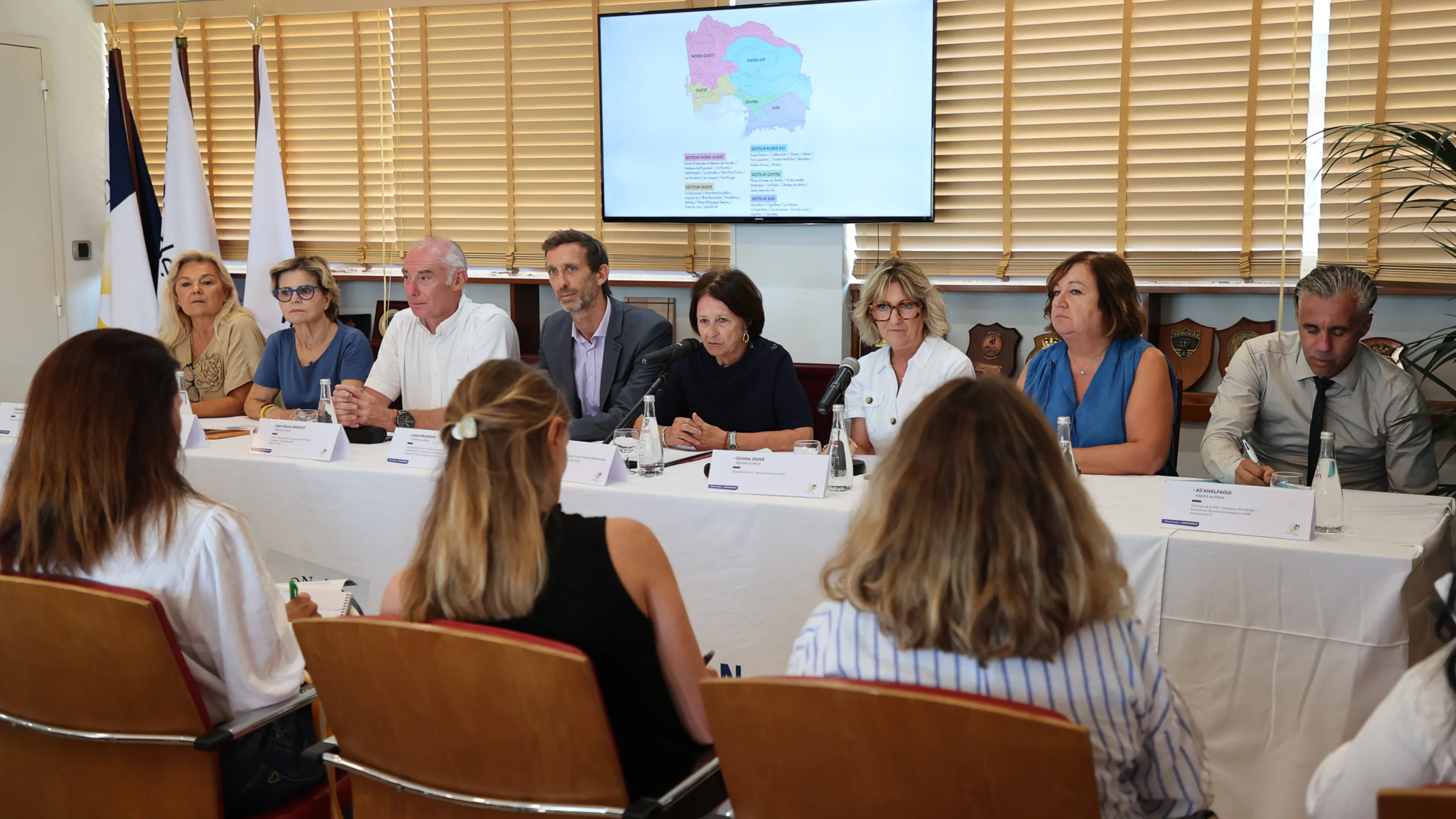 Au centre de la photo, Josée Massi maire de Toulon lors de la conférence de presse portant sur les nouveaux conseils de secteurs