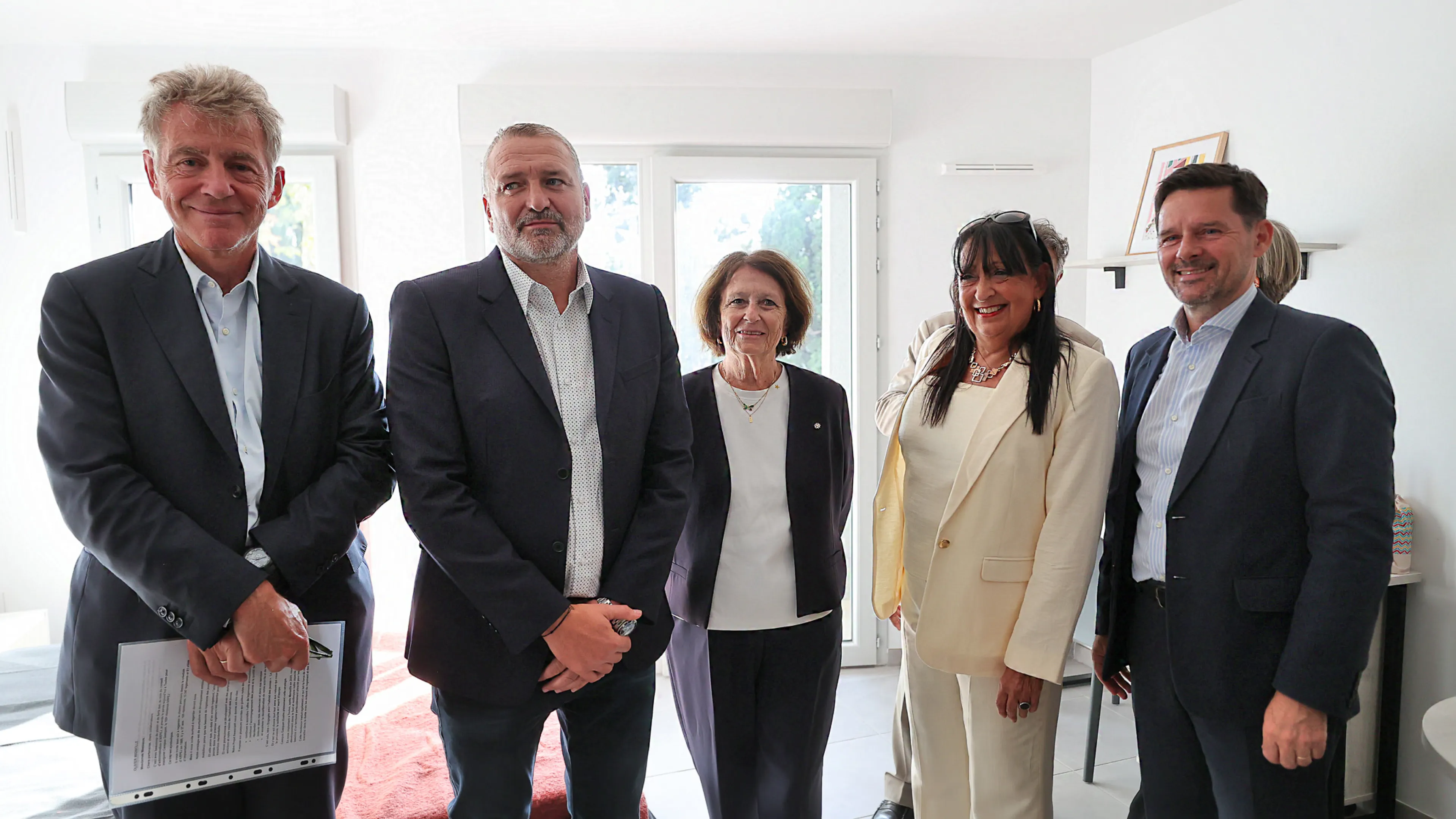 La photo montre Josée Massi, maire de Toulon, entourée des différents intervenants qui ont participé à la réalisation de la résidence Campus Gasquet