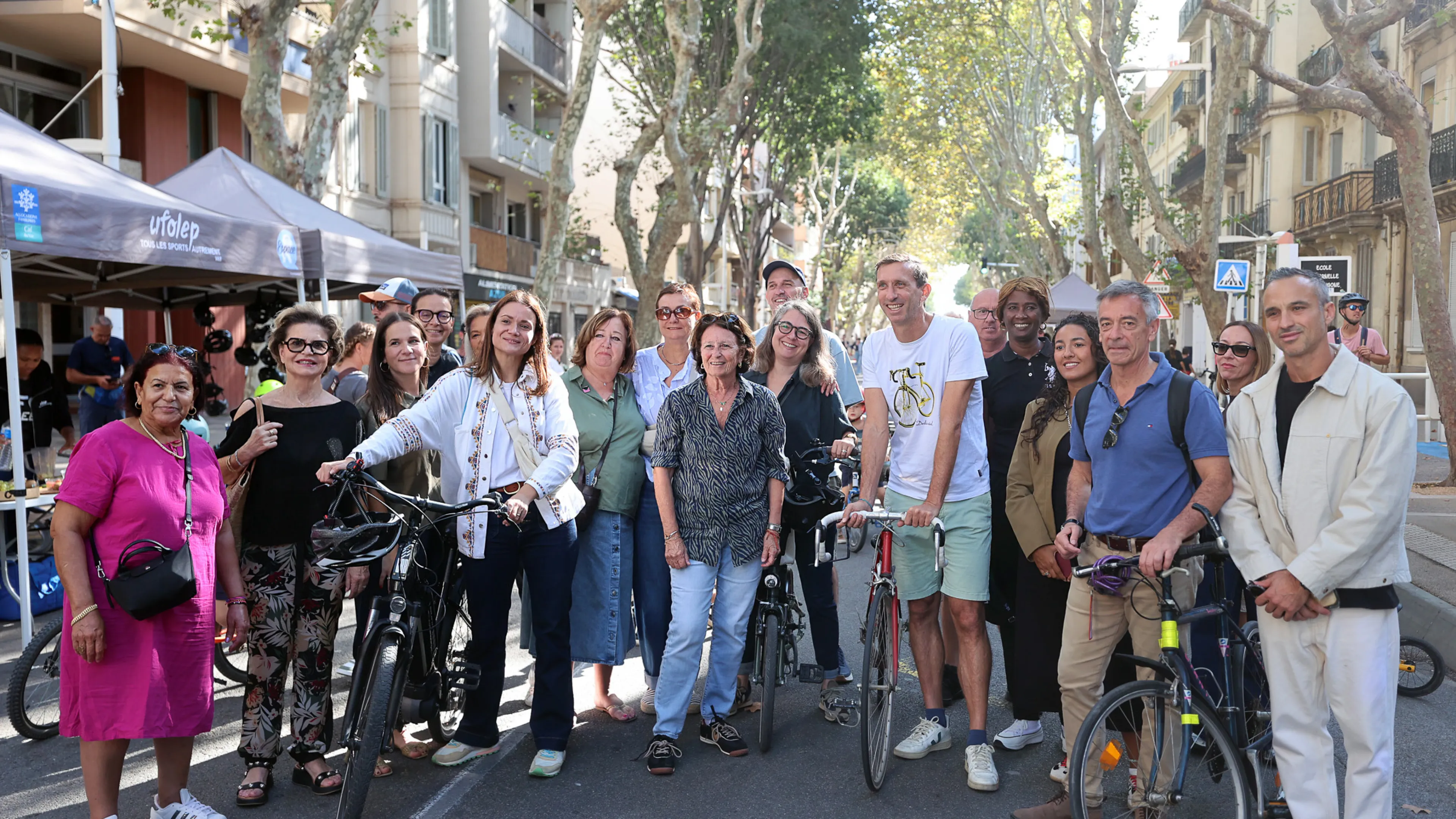 La photo montre le lancement de la journée Dimanche en Roue libre