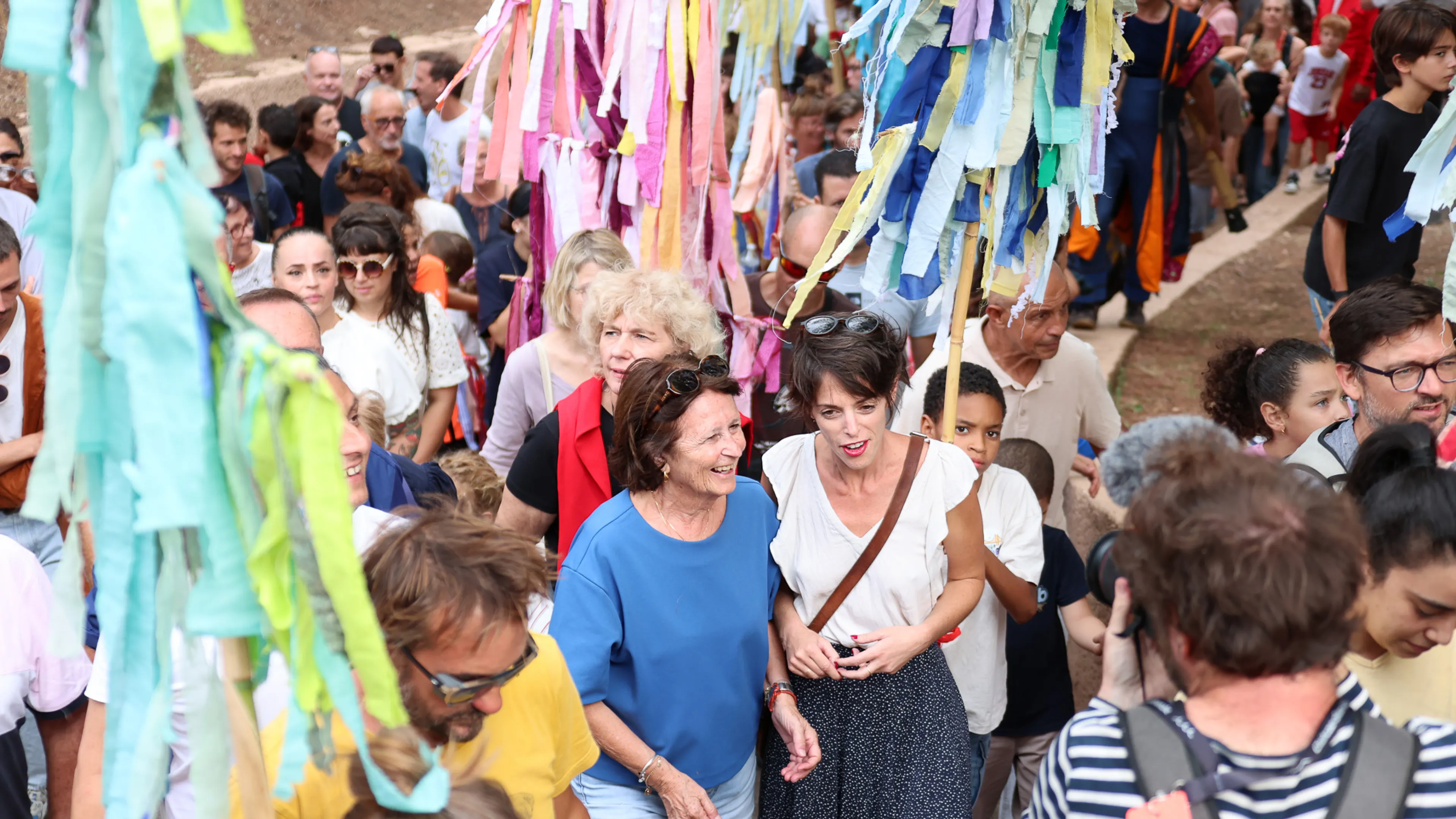 Josée Massi maire de Toulon a pris par à la déambulation "Tawa en Liberté" réalisée par les artistes de la compagnie Gratte-Ciel et les habitantas du quartier.